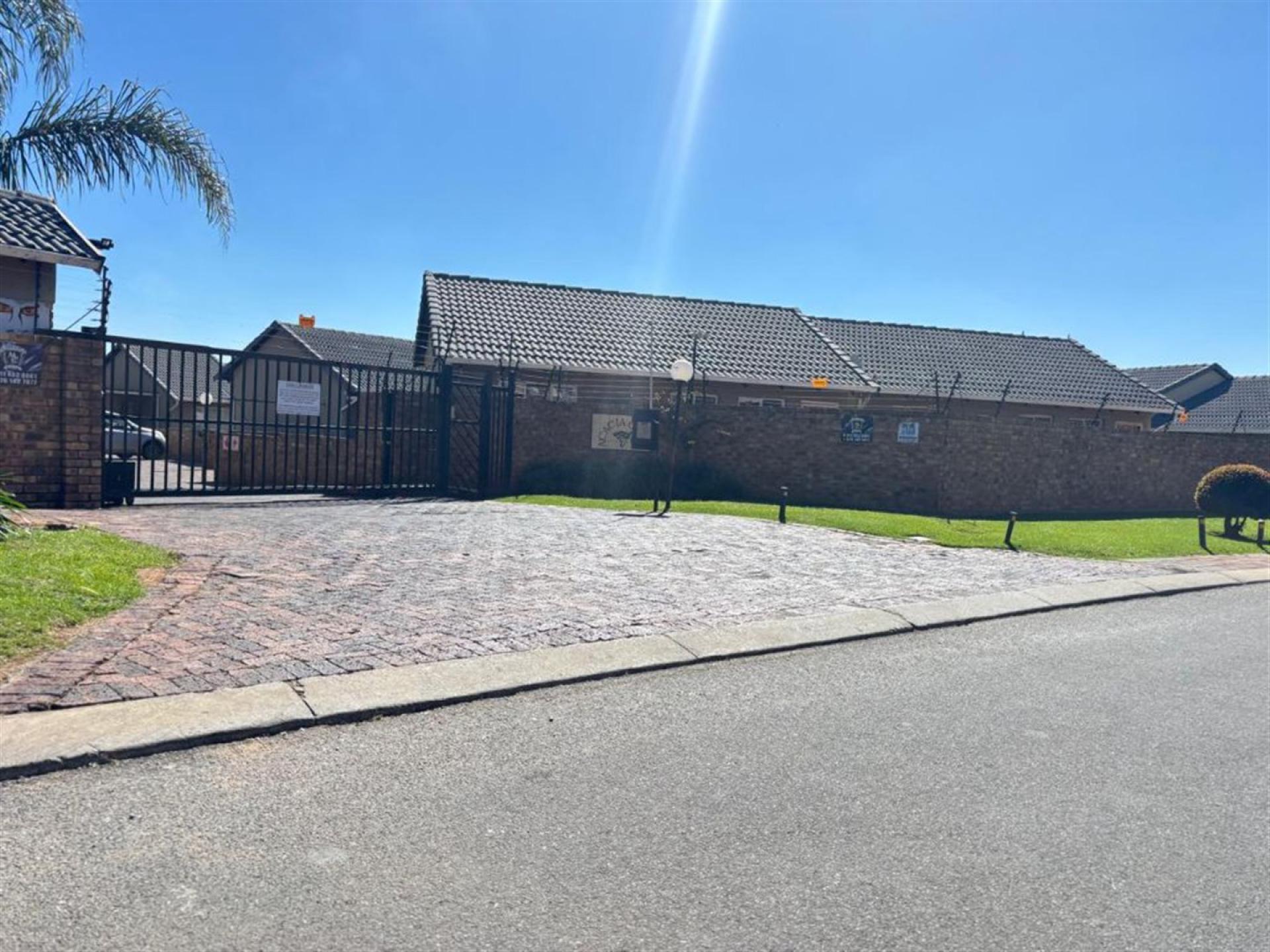 Front View of property in Ormonde
