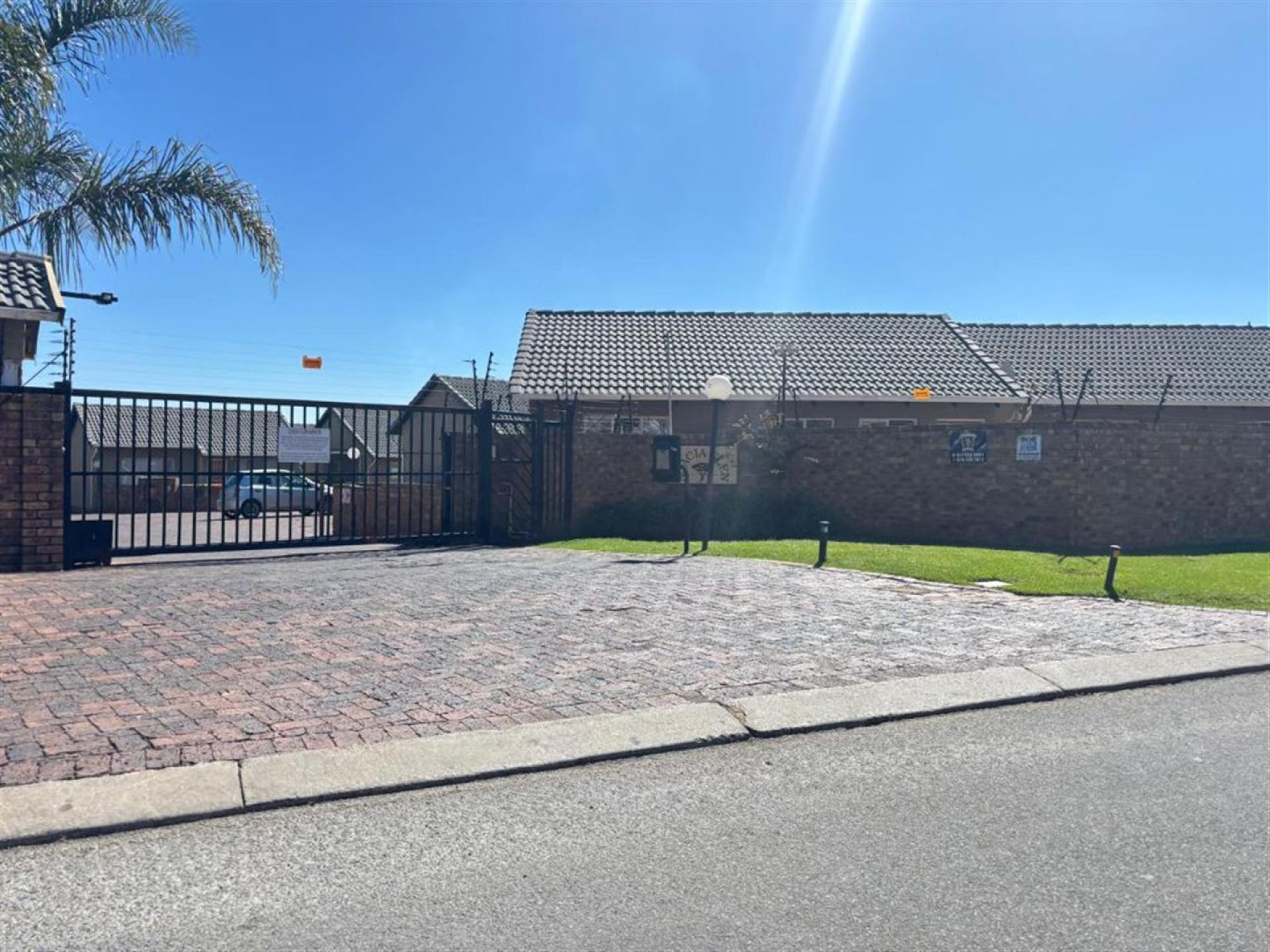Front View of property in Ormonde