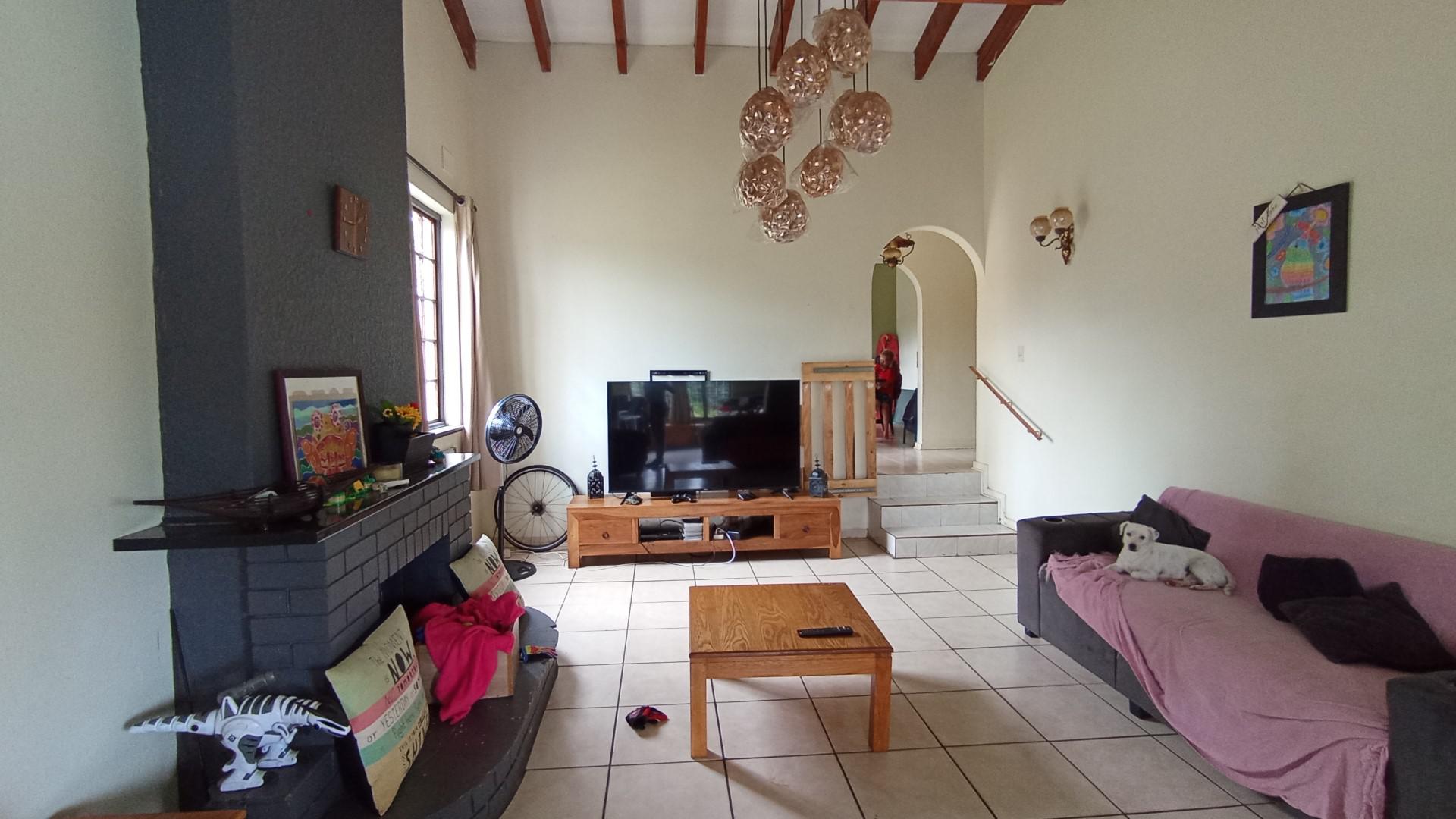 Lounges - 22 square meters of property in Glen Hills