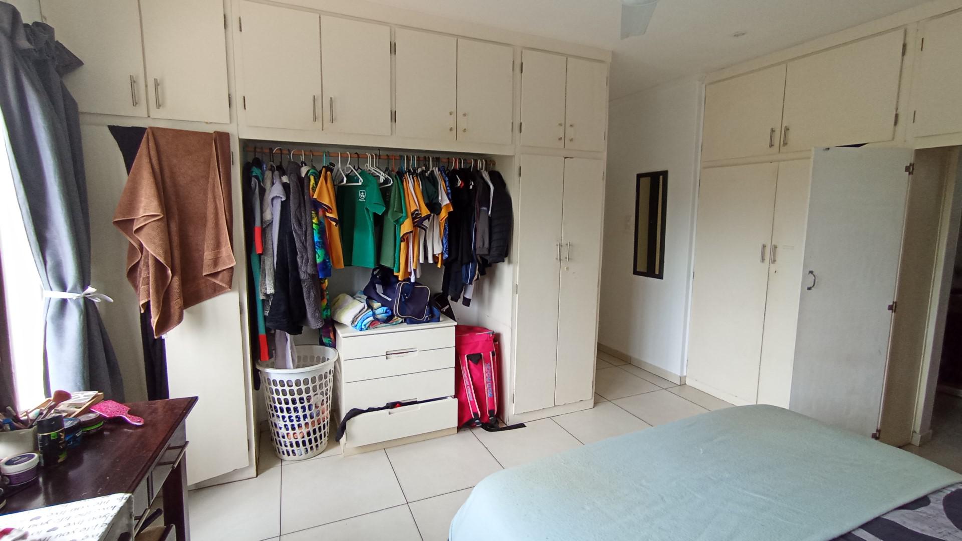 Main Bedroom - 23 square meters of property in Glen Hills