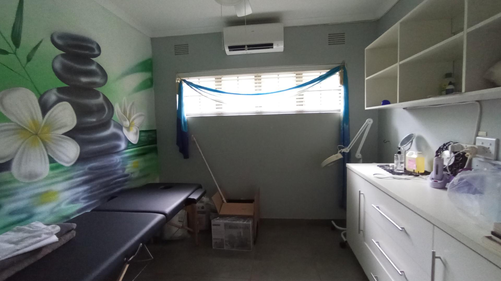 Spaces - 14 square meters of property in Glen Hills