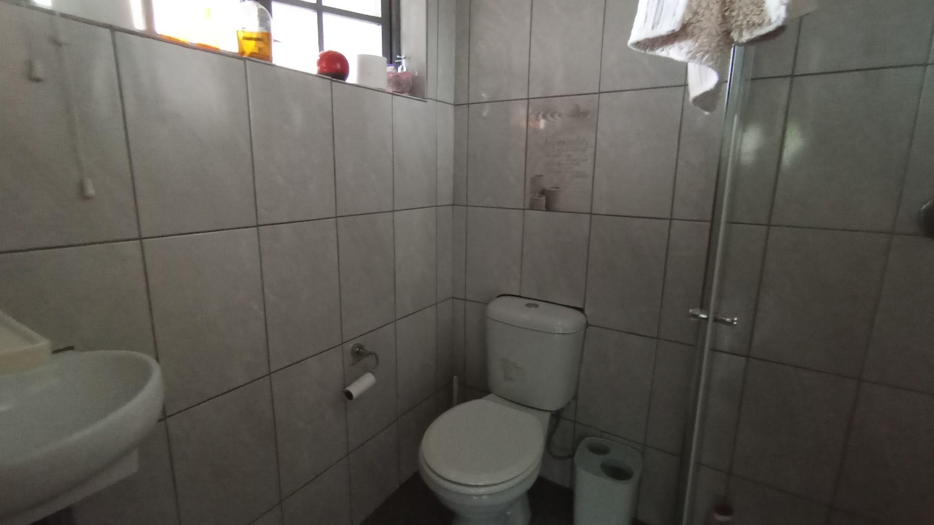 Bathroom 2 - 3 square meters of property in Glen Hills