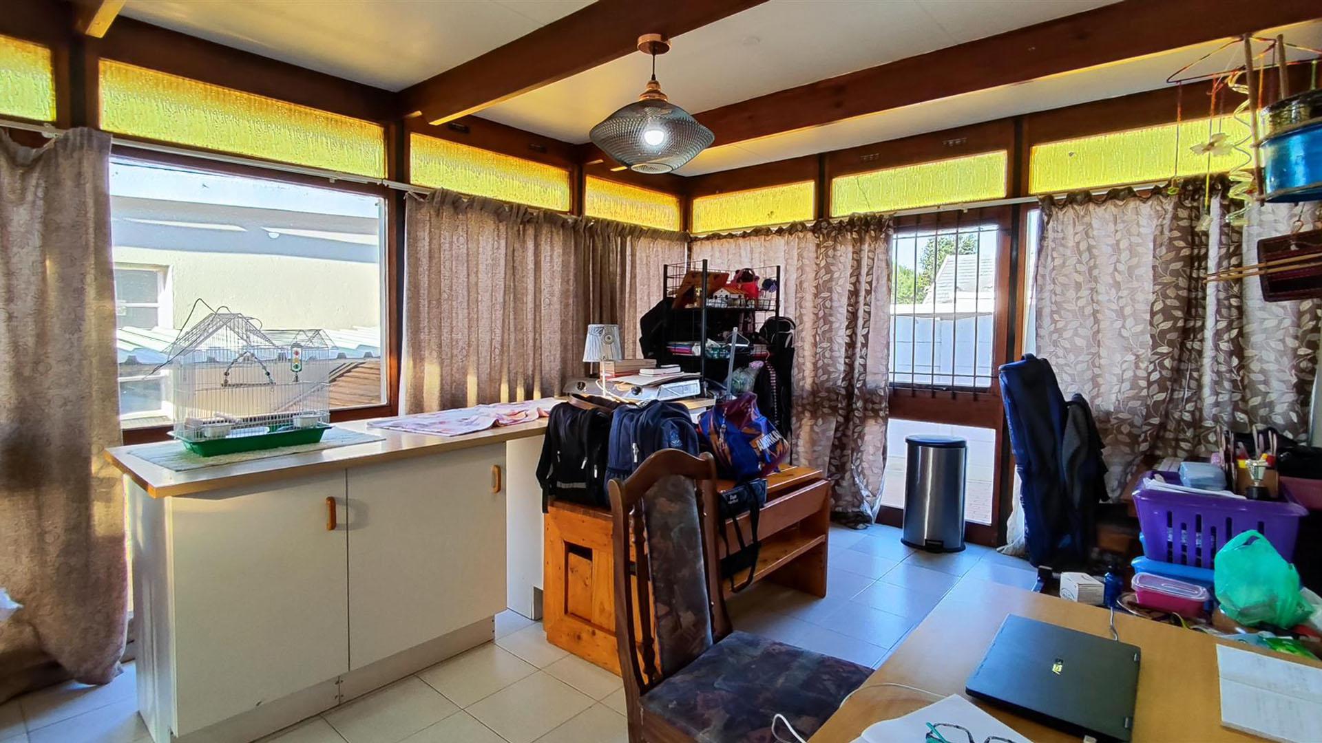 Spaces - 65 square meters of property in Selcourt