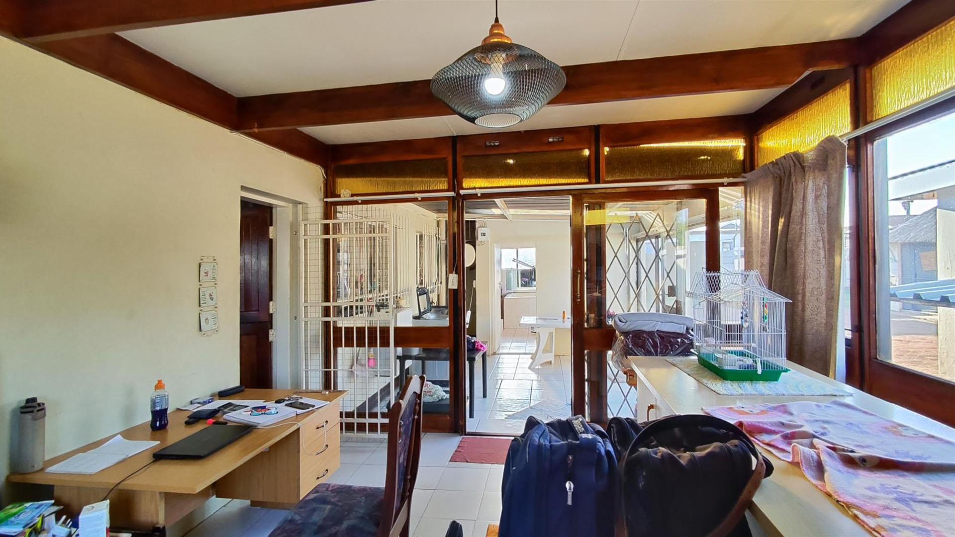 Spaces - 65 square meters of property in Selcourt