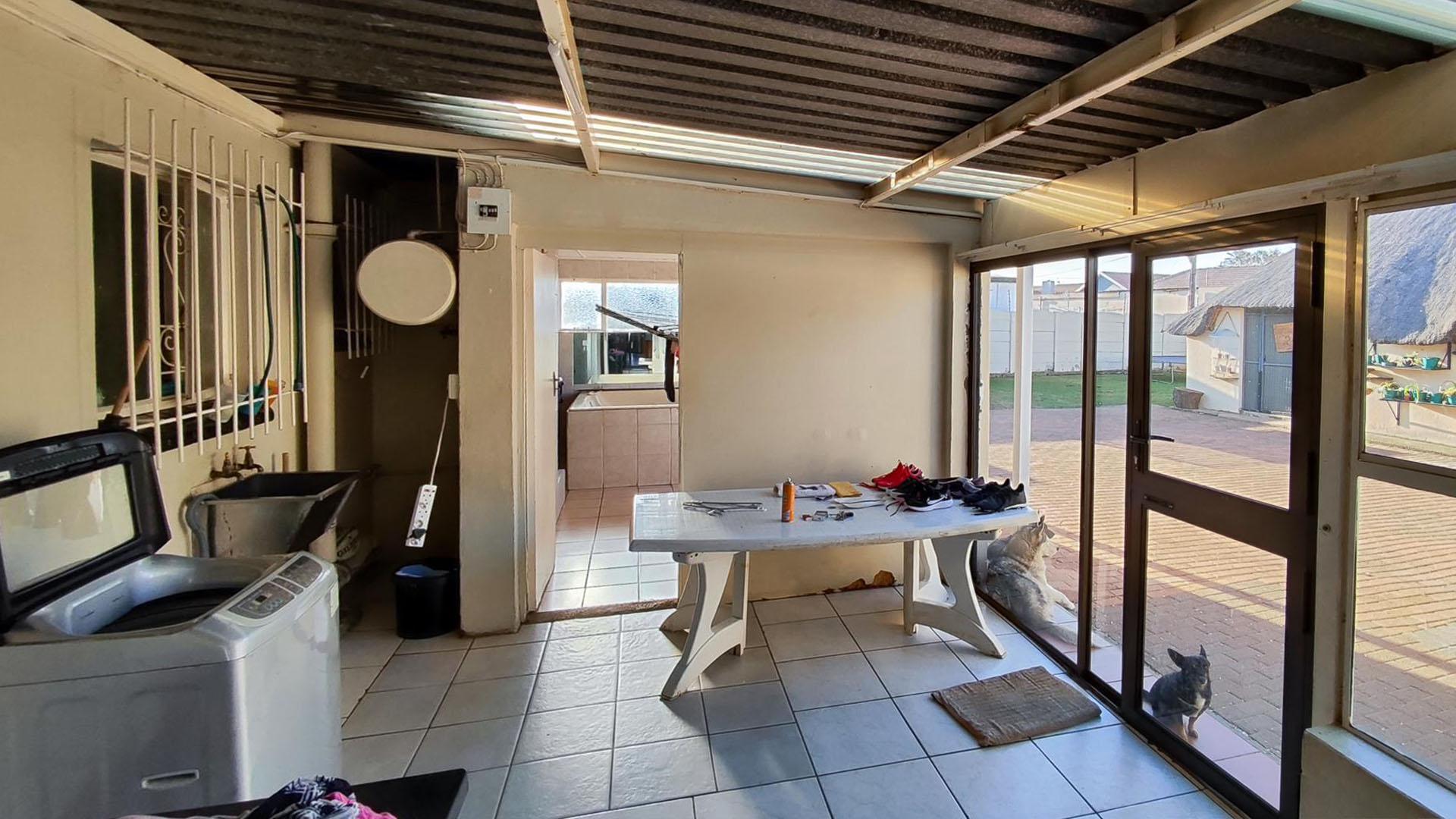 Spaces - 65 square meters of property in Selcourt