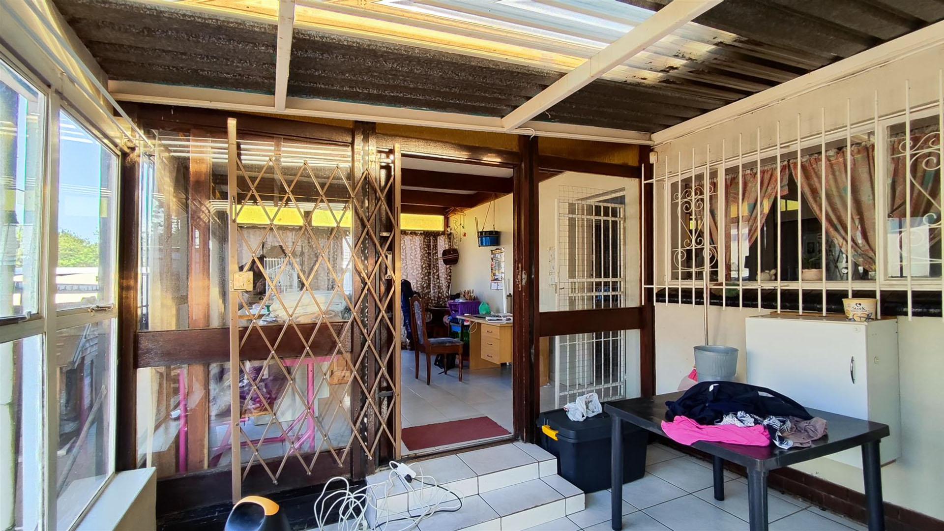 Spaces - 65 square meters of property in Selcourt