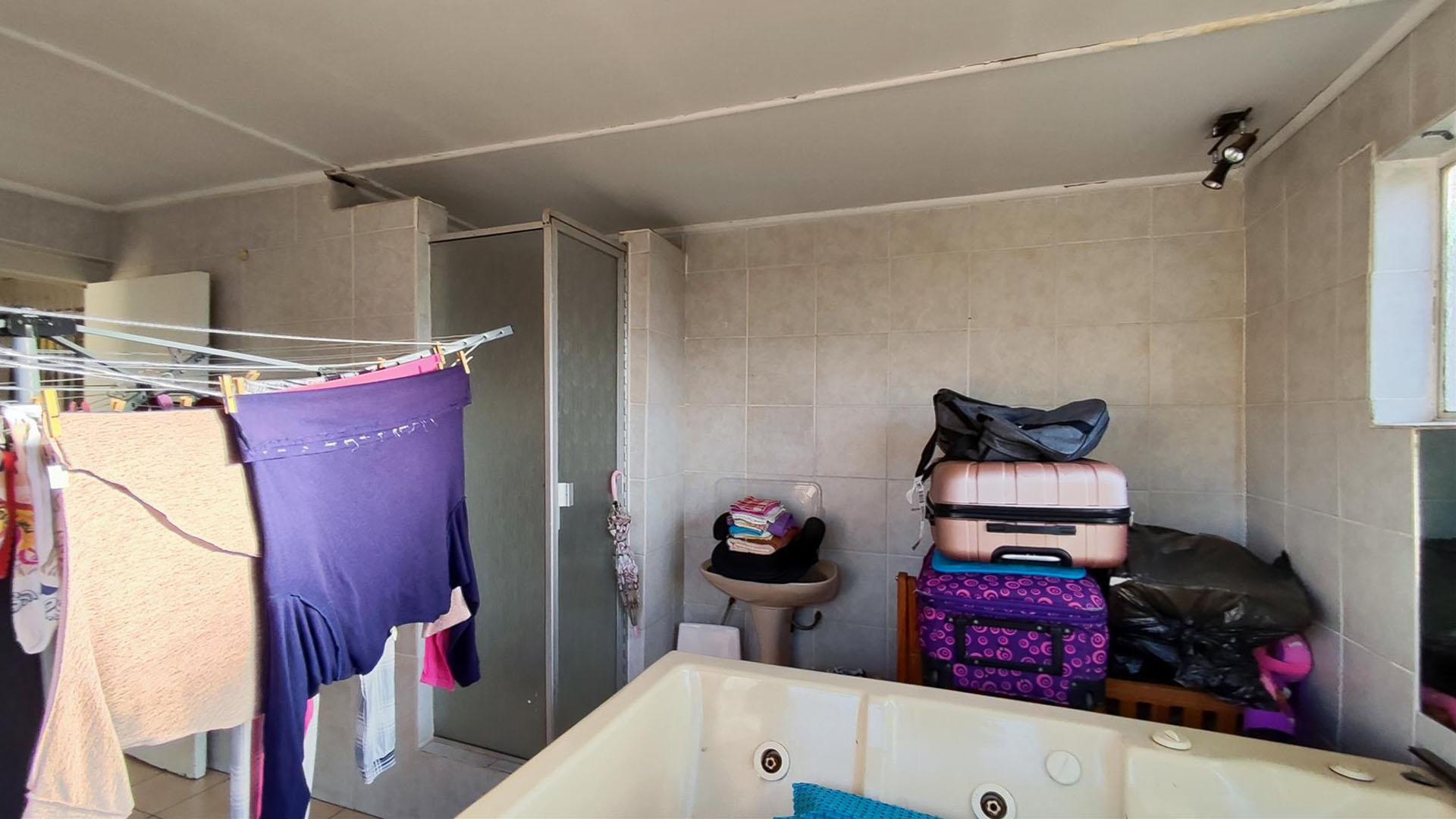 Spaces - 65 square meters of property in Selcourt