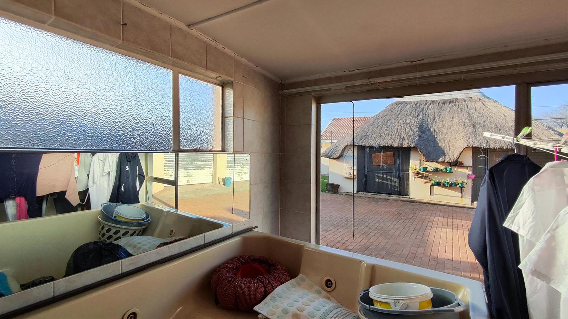 Spaces - 65 square meters of property in Selcourt