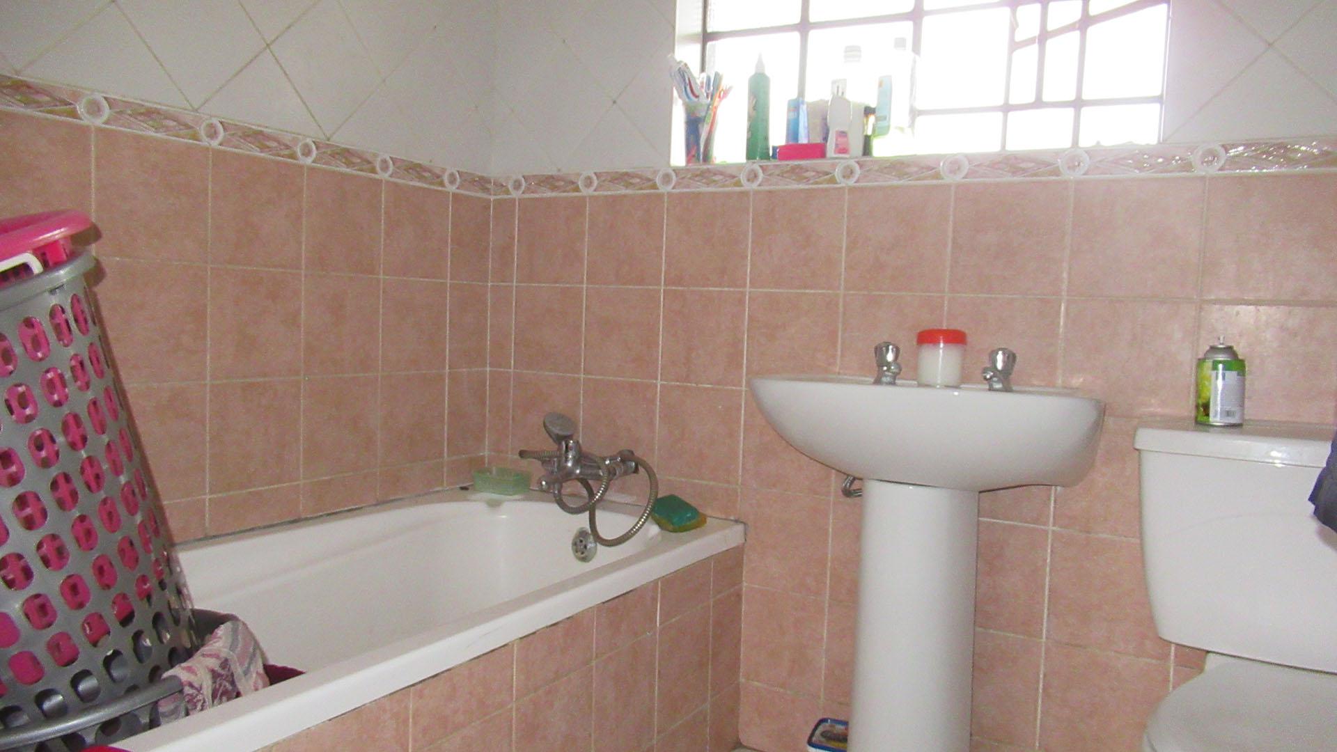 Bathroom 1 - 4 square meters of property in Roodepoort