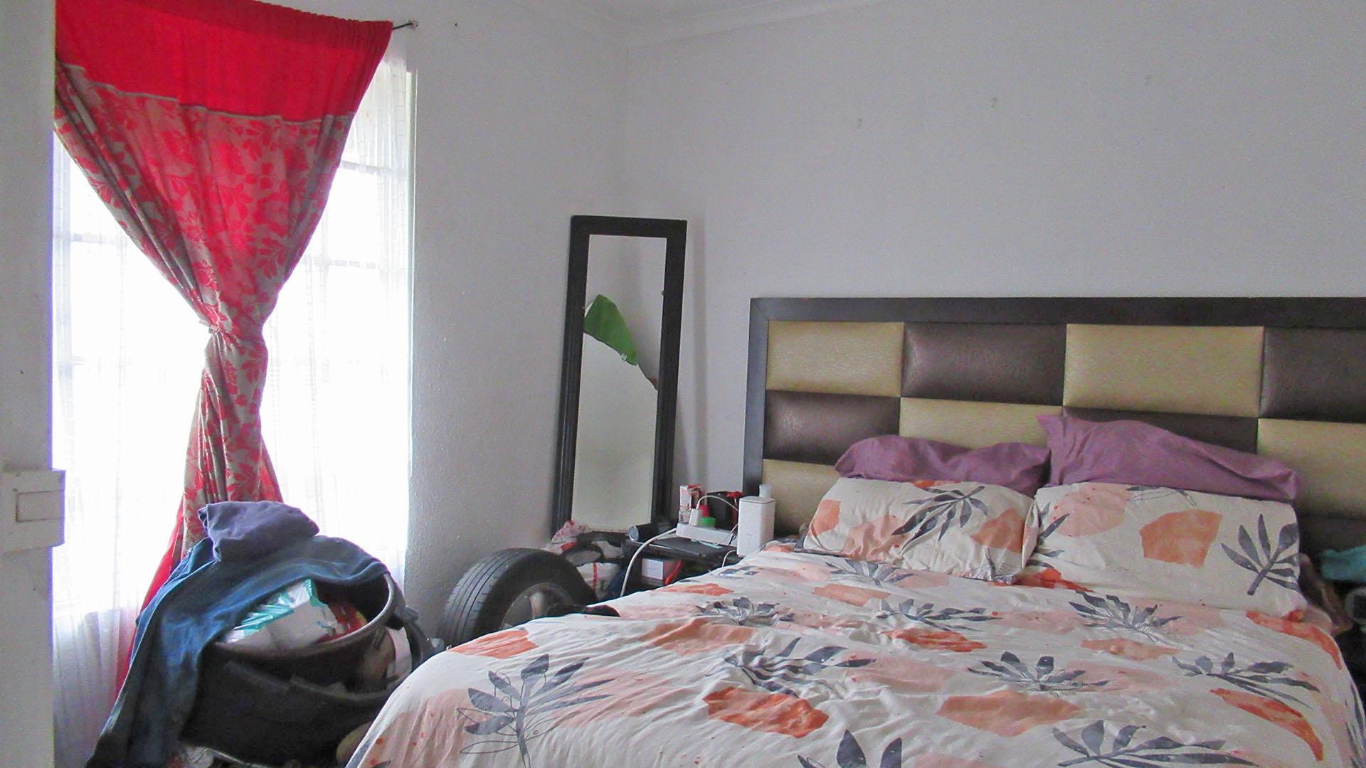 Bed Room 1 - 12 square meters of property in Roodepoort