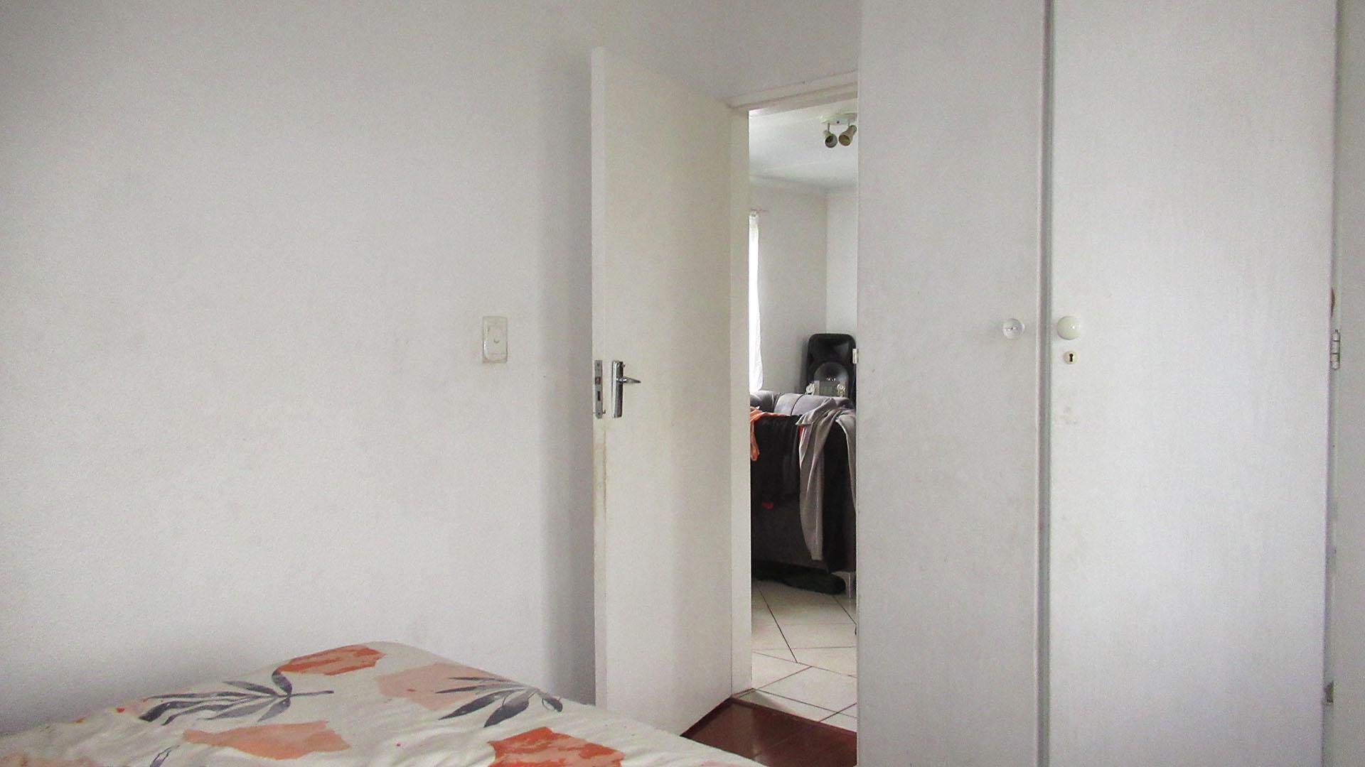 Bed Room 1 - 12 square meters of property in Roodepoort