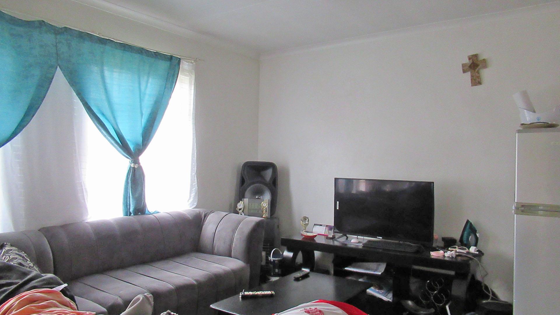 Lounges - 16 square meters of property in Roodepoort