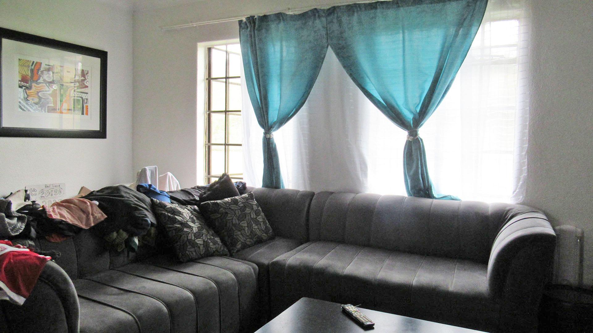 Lounges - 16 square meters of property in Roodepoort