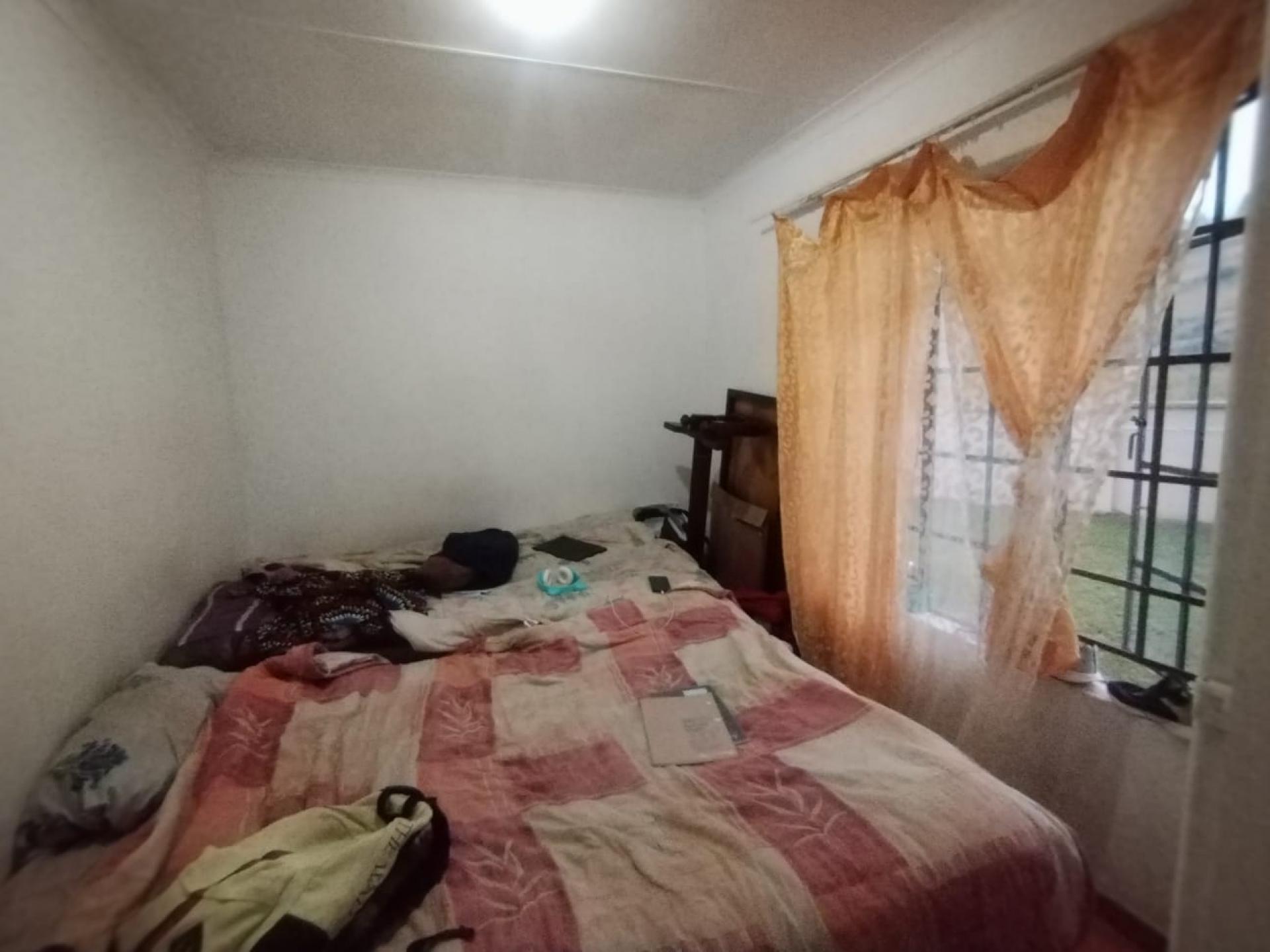 Bed Room 2 - 11 square meters of property in Roodepoort