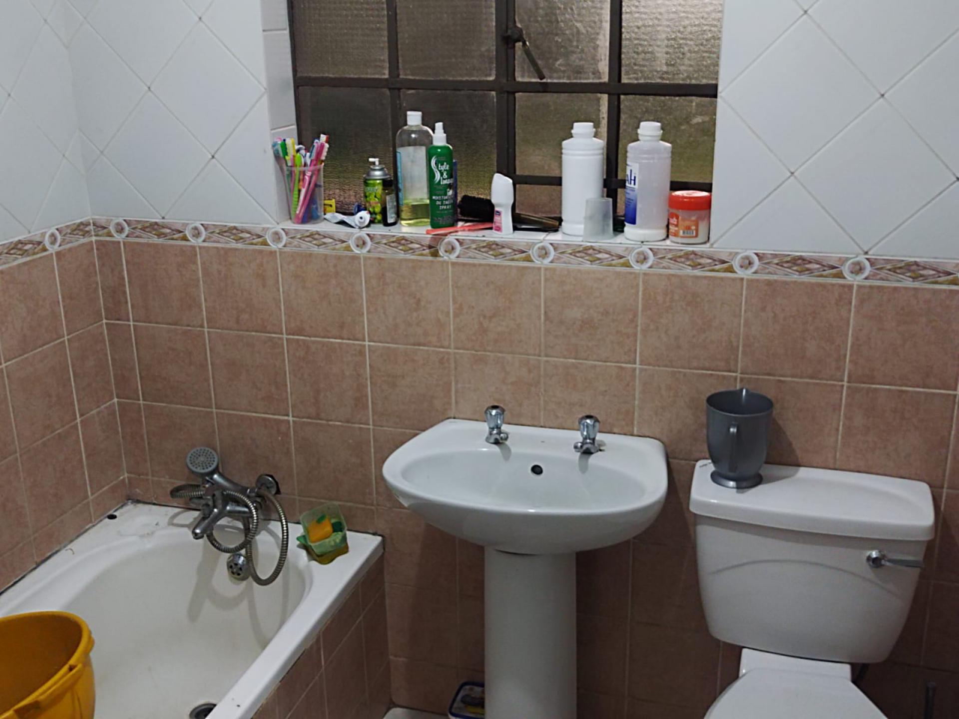 Bathroom 1 - 4 square meters of property in Roodepoort