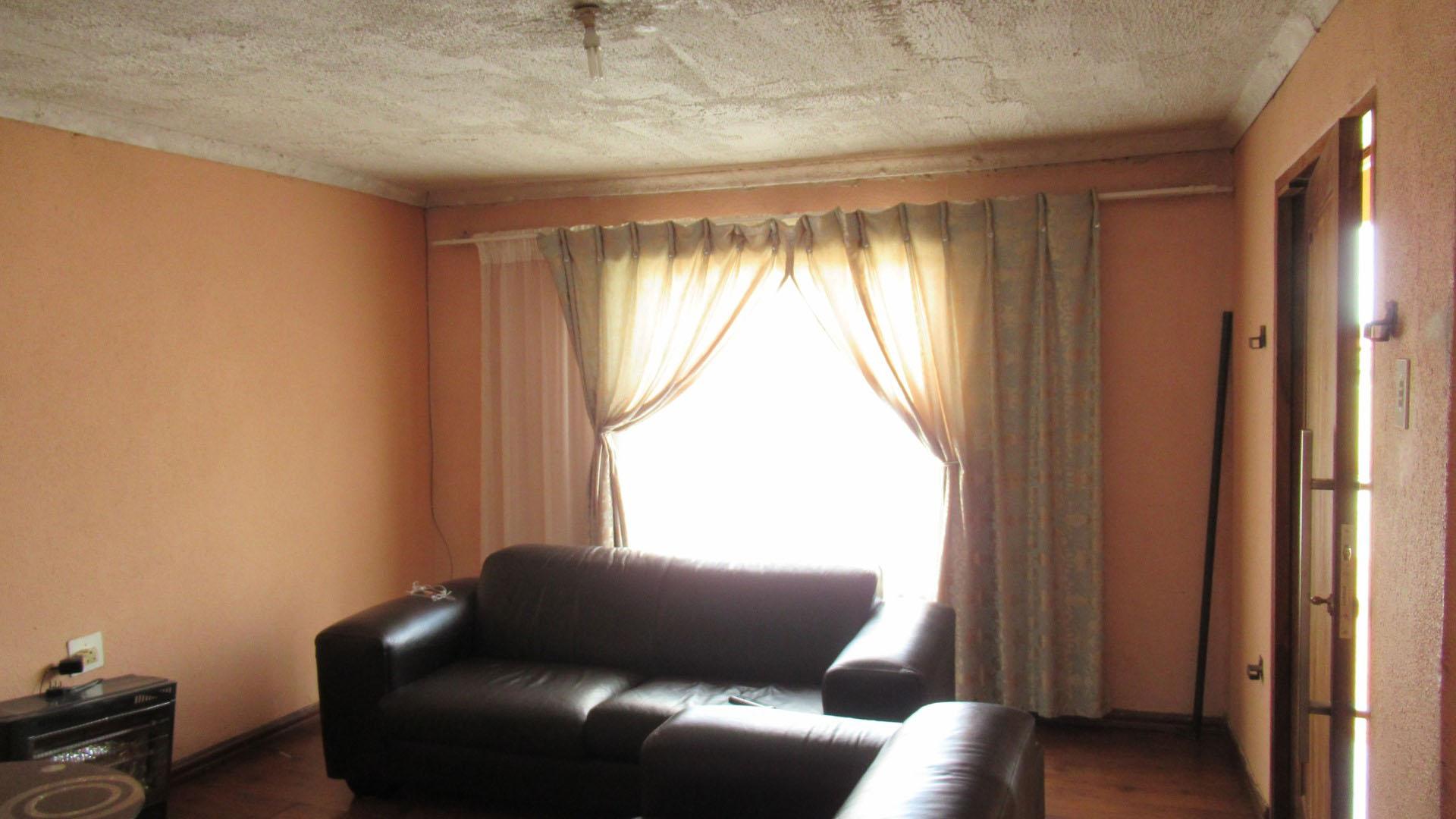 Lounges - 24 square meters of property in Vosloorus