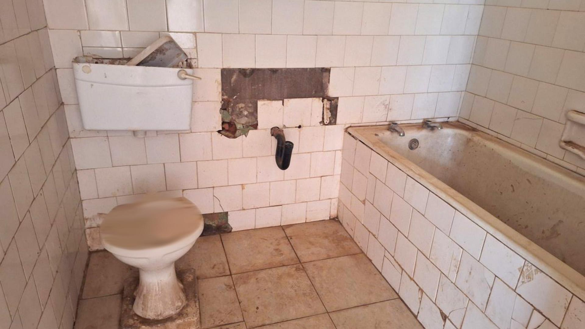 Bathroom 1 of property in Hofmeyr