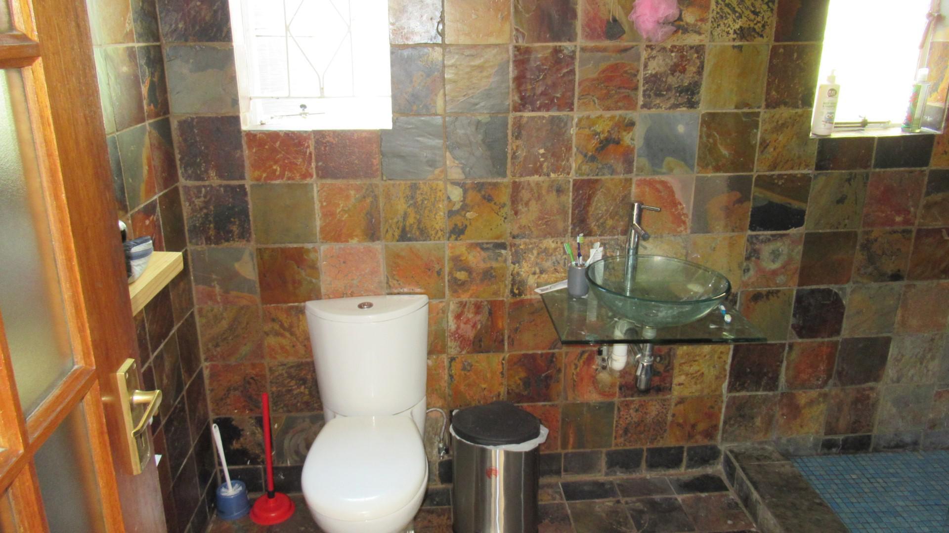 Bathroom 1 - 7 square meters of property in Melville