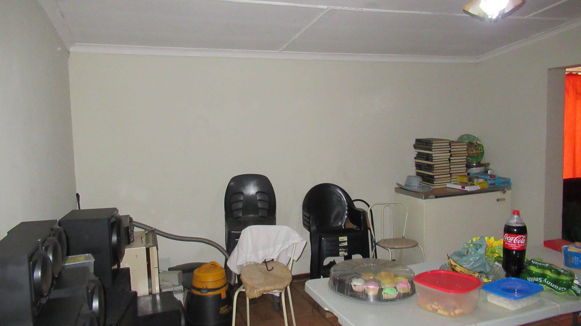 Dining Room - 27 square meters of property in Waters Edge AH