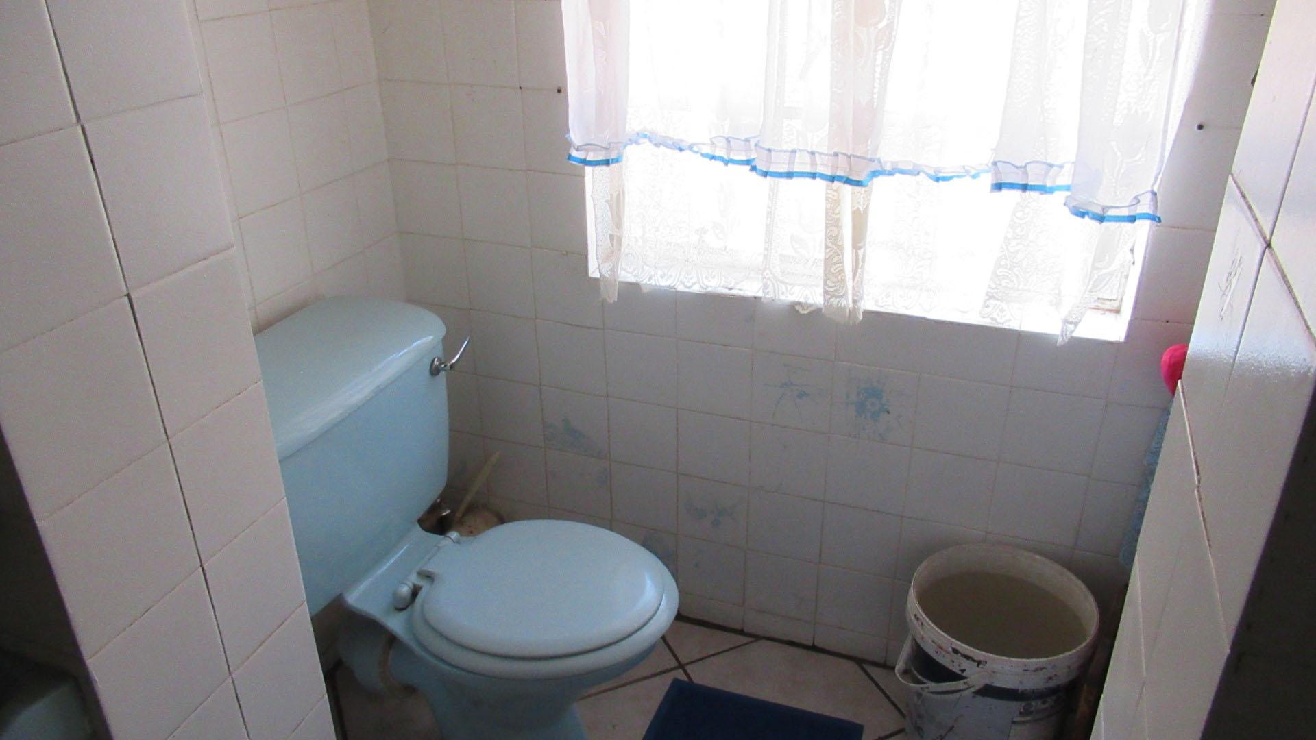 Bathroom 1 - 11 square meters of property in Waters Edge AH