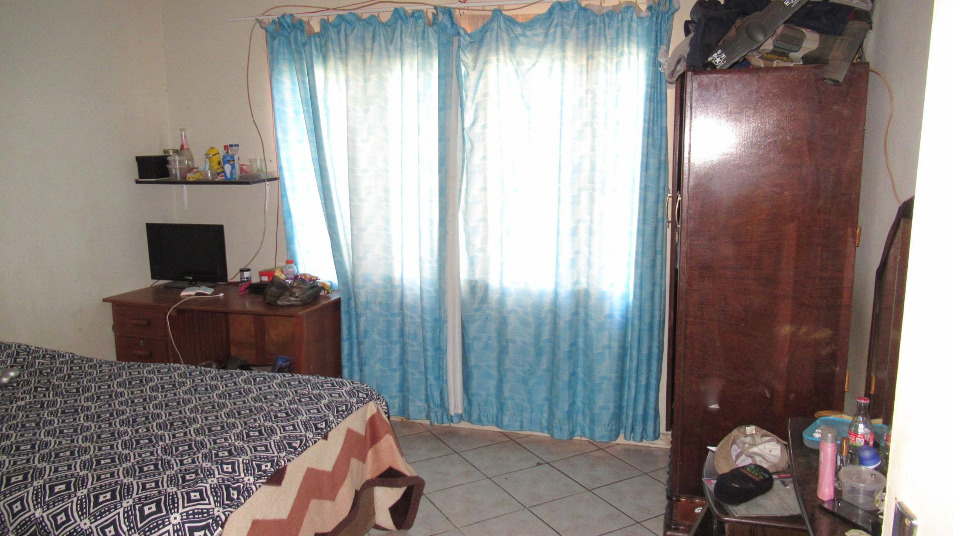 Bed Room 1 - 17 square meters of property in Waters Edge AH