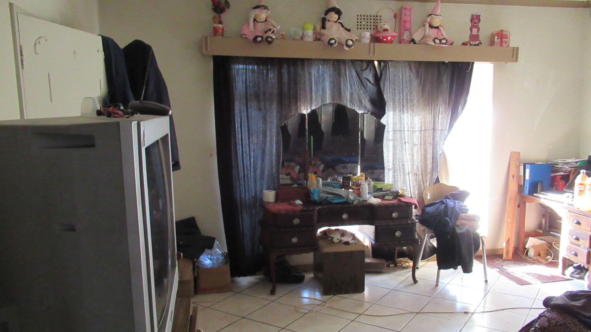 Main Bedroom - 24 square meters of property in Waters Edge AH