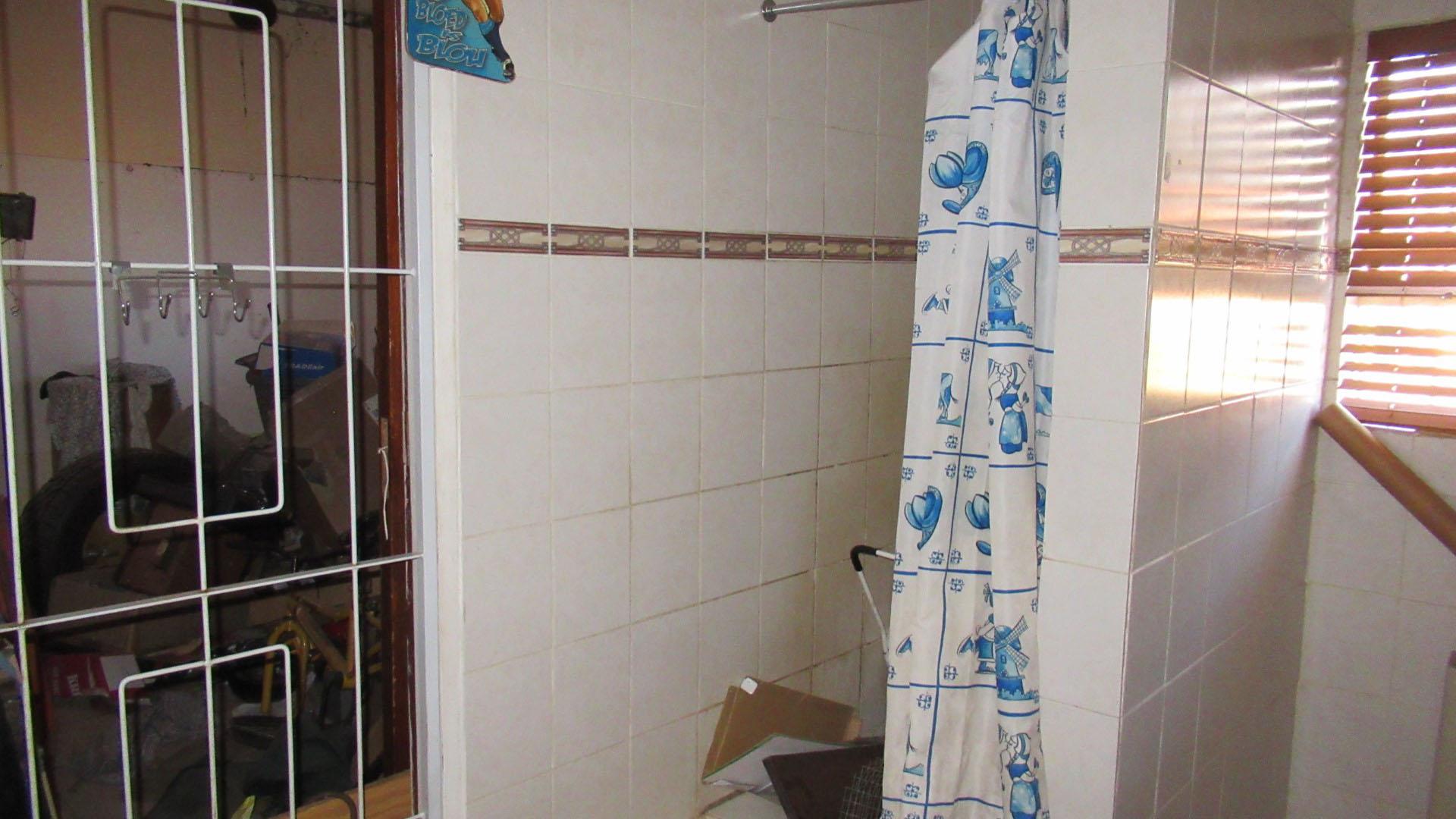 Main Bathroom - 9 square meters of property in Waters Edge AH