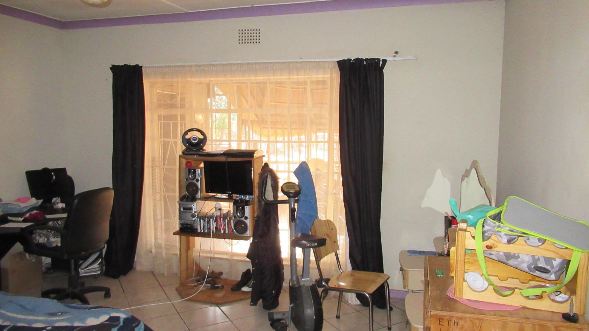 Bed Room 2 - 25 square meters of property in Waters Edge AH