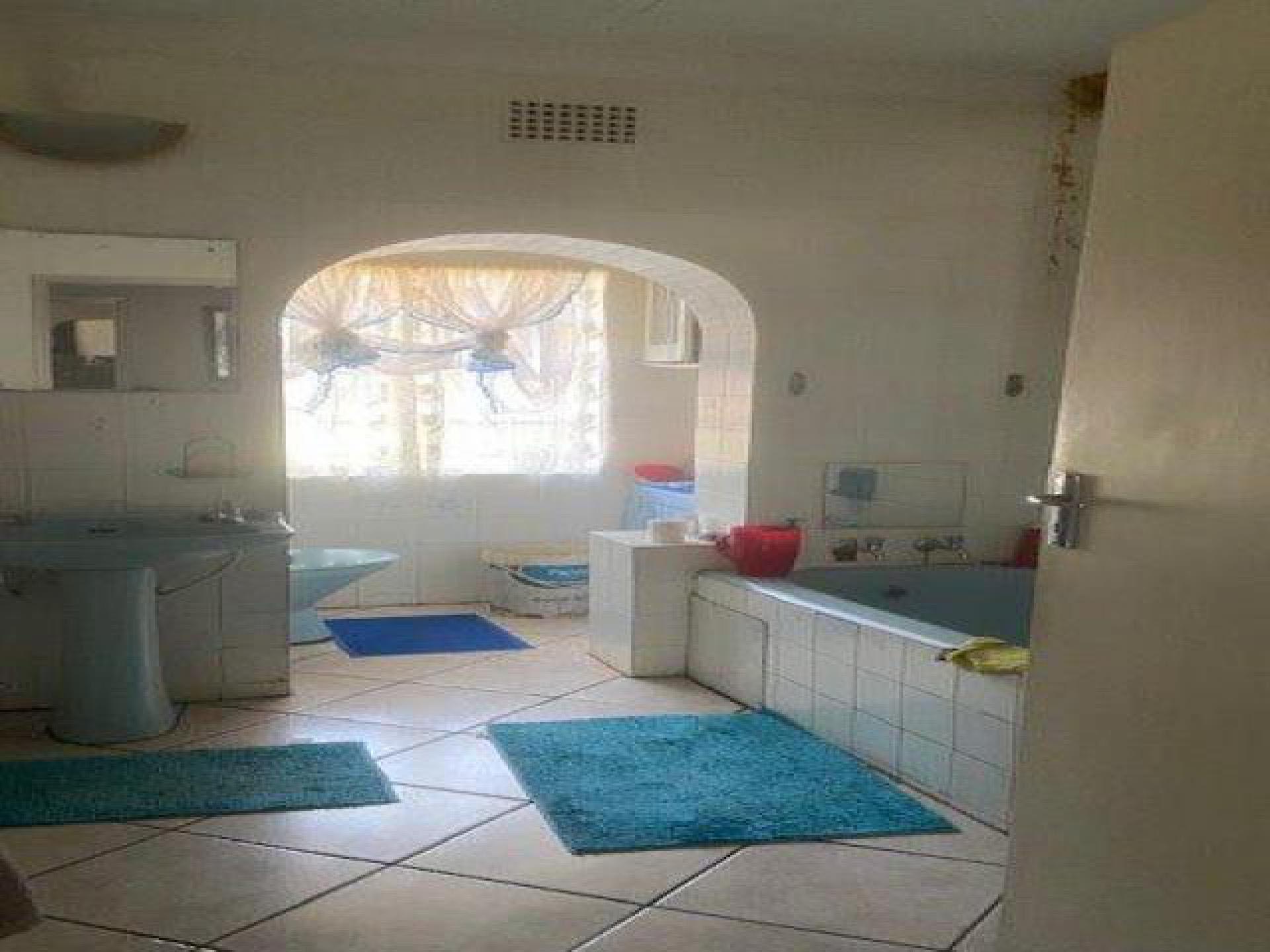 Bathroom 1 - 11 square meters of property in Waters Edge AH