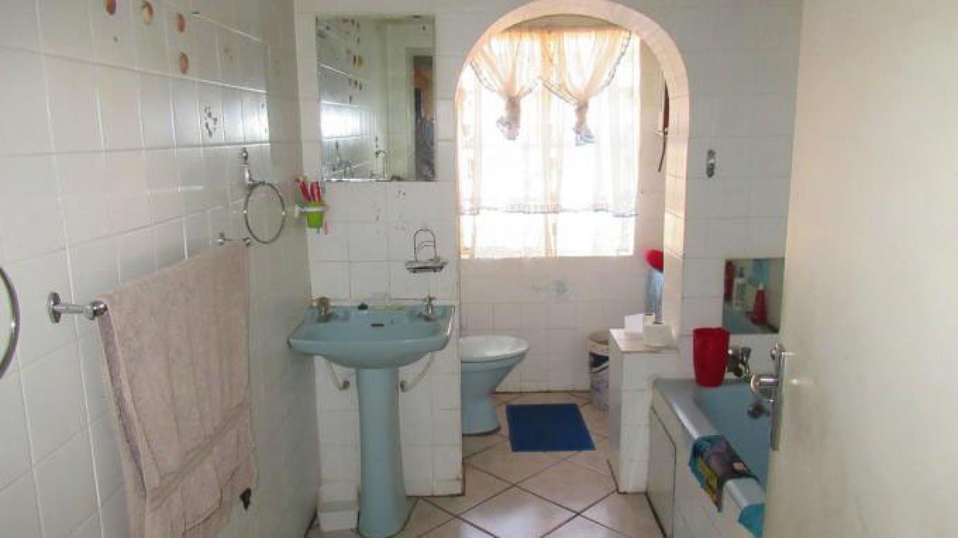 Bathroom 1 - 11 square meters of property in Waters Edge AH