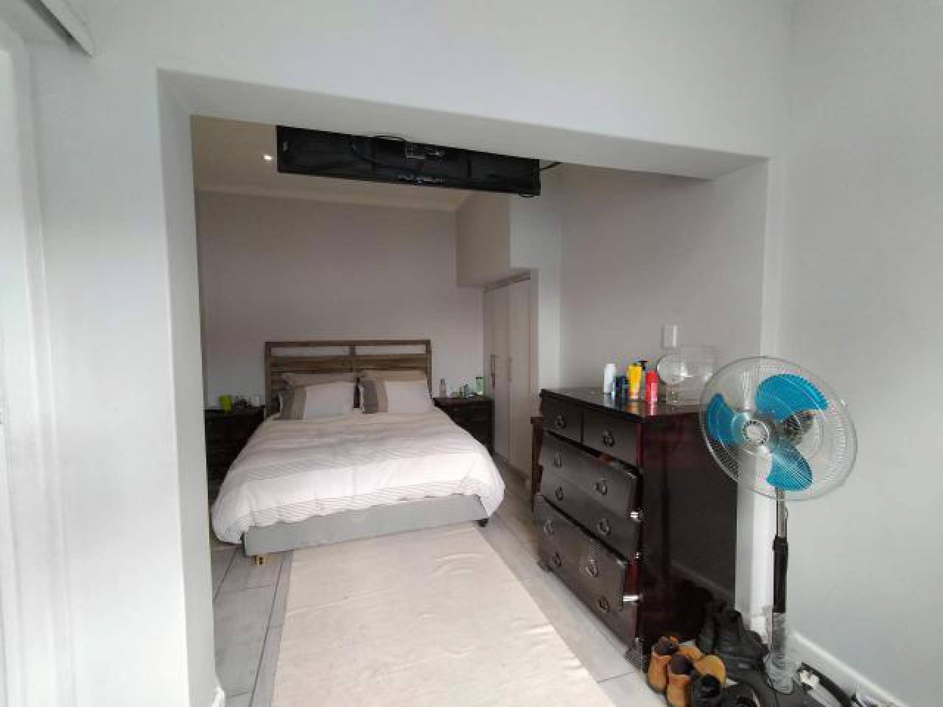 Bed Room 2 - 17 square meters of property in Zonnebloem