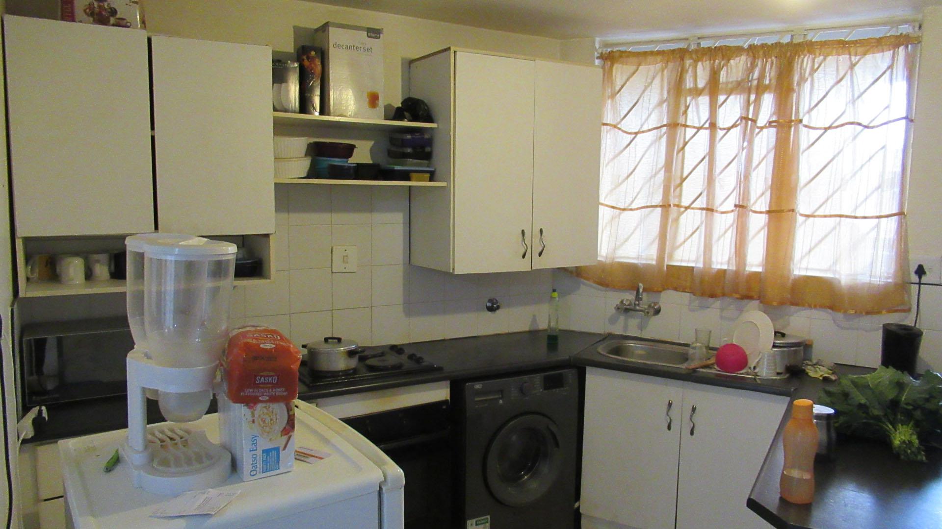 Kitchen - 8 square meters of property in Florida Park