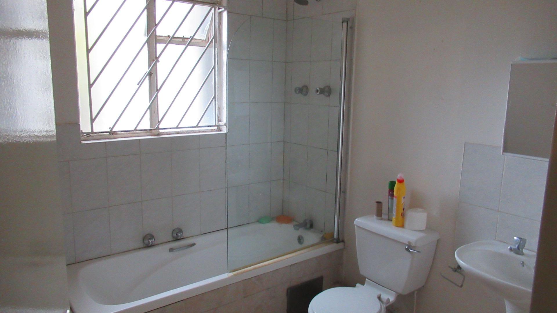 Bathroom 1 - 6 square meters of property in Florida Park