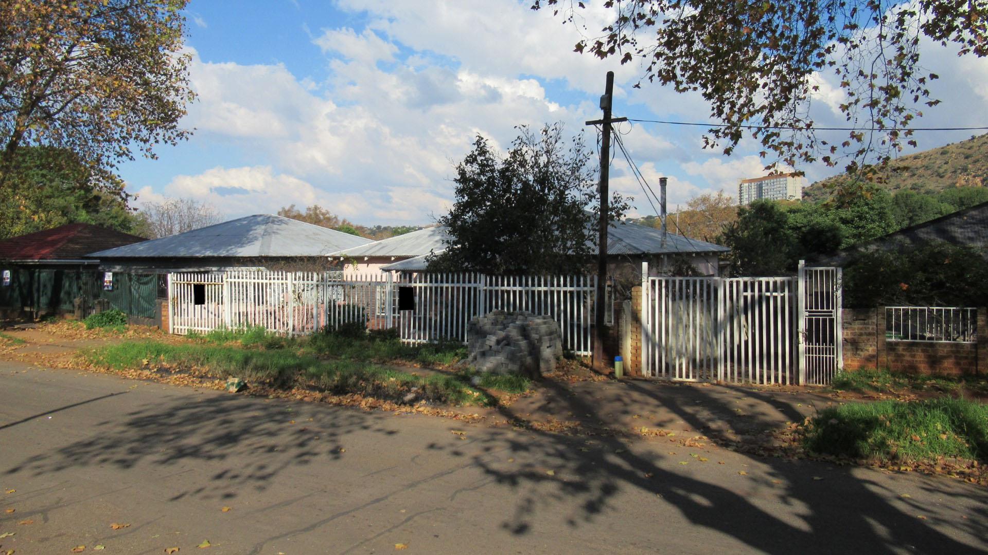 Front View of property in Bezuidenhout Valley