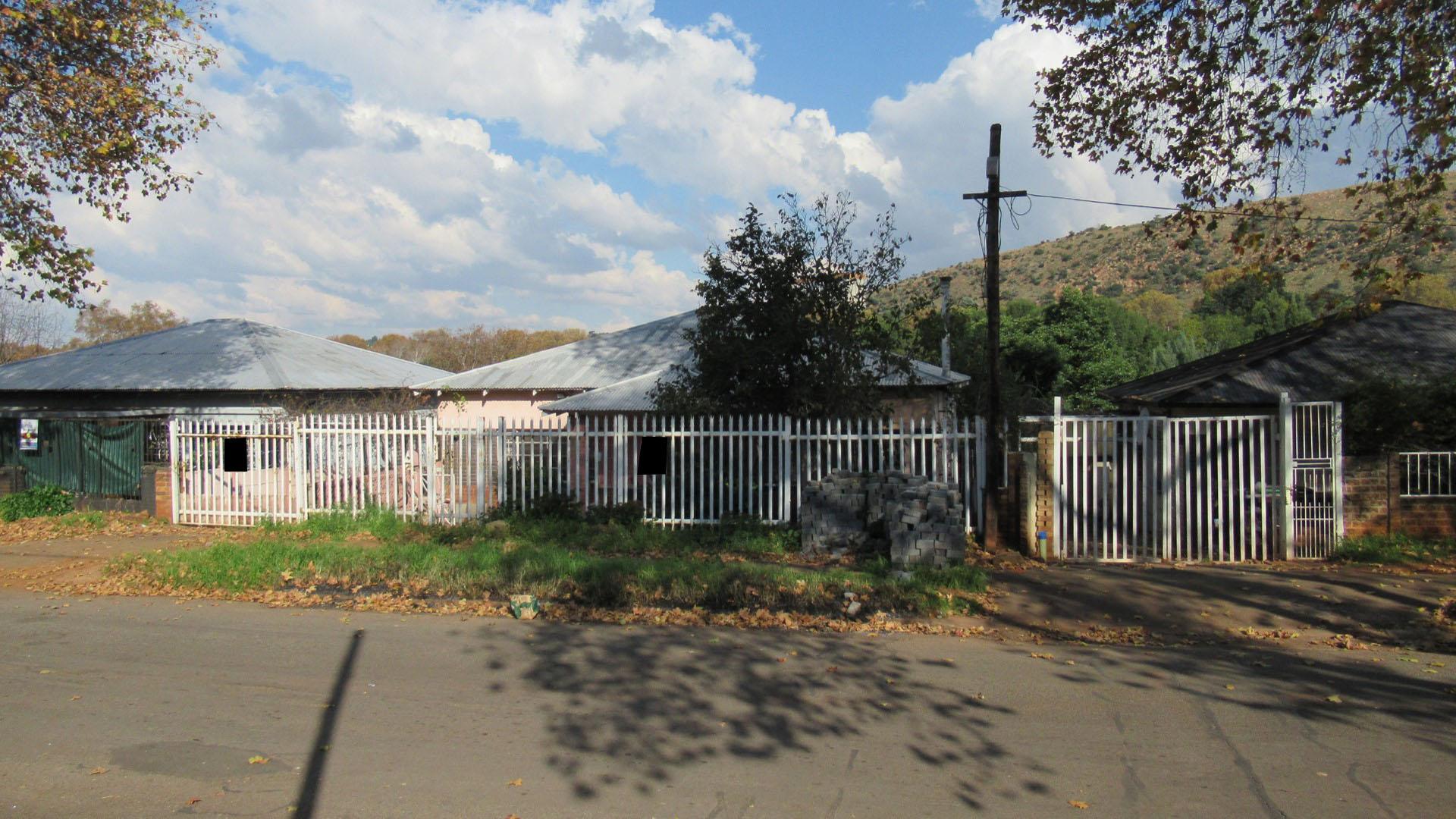 Front View of property in Bezuidenhout Valley