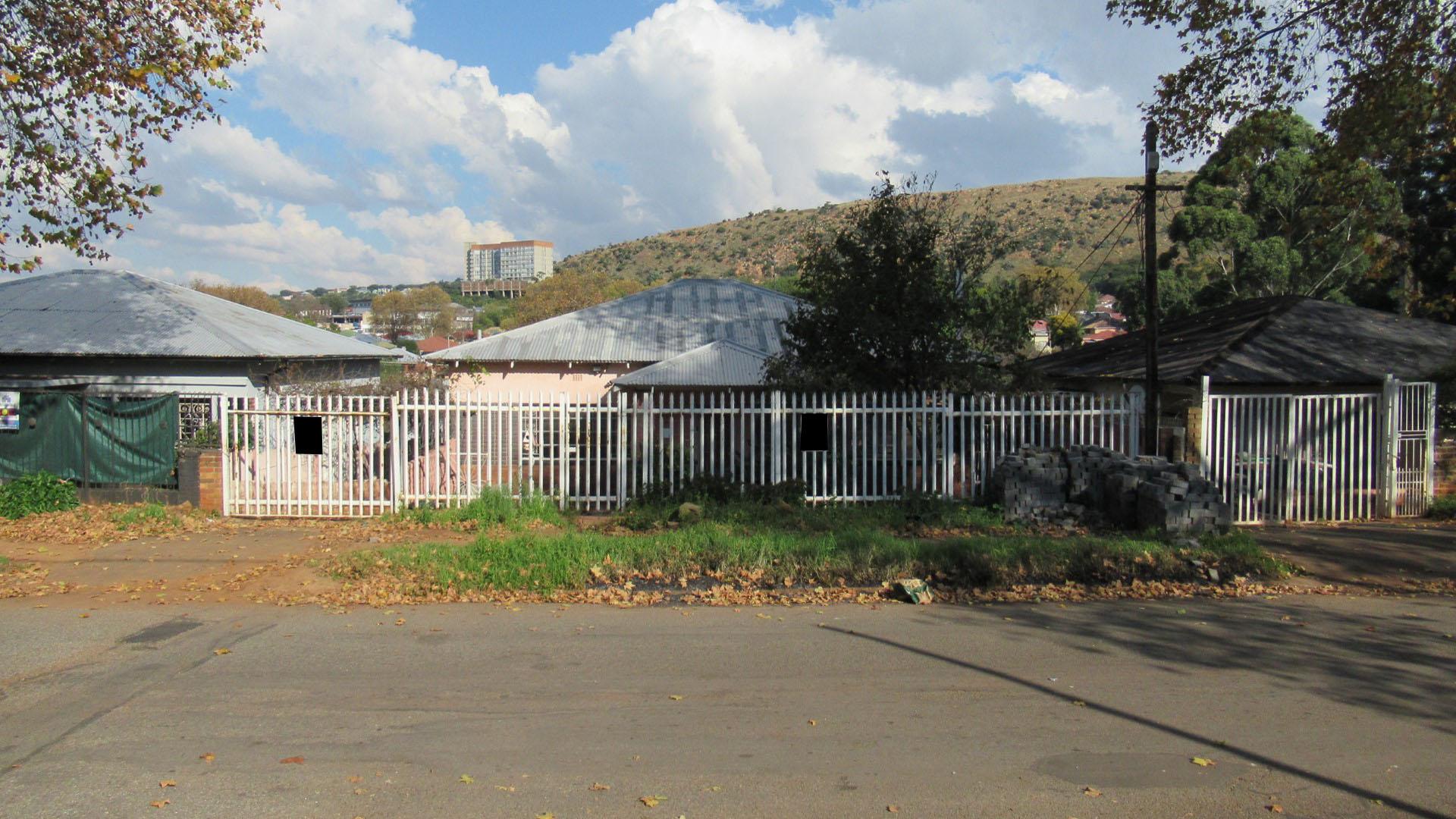 Front View of property in Bezuidenhout Valley
