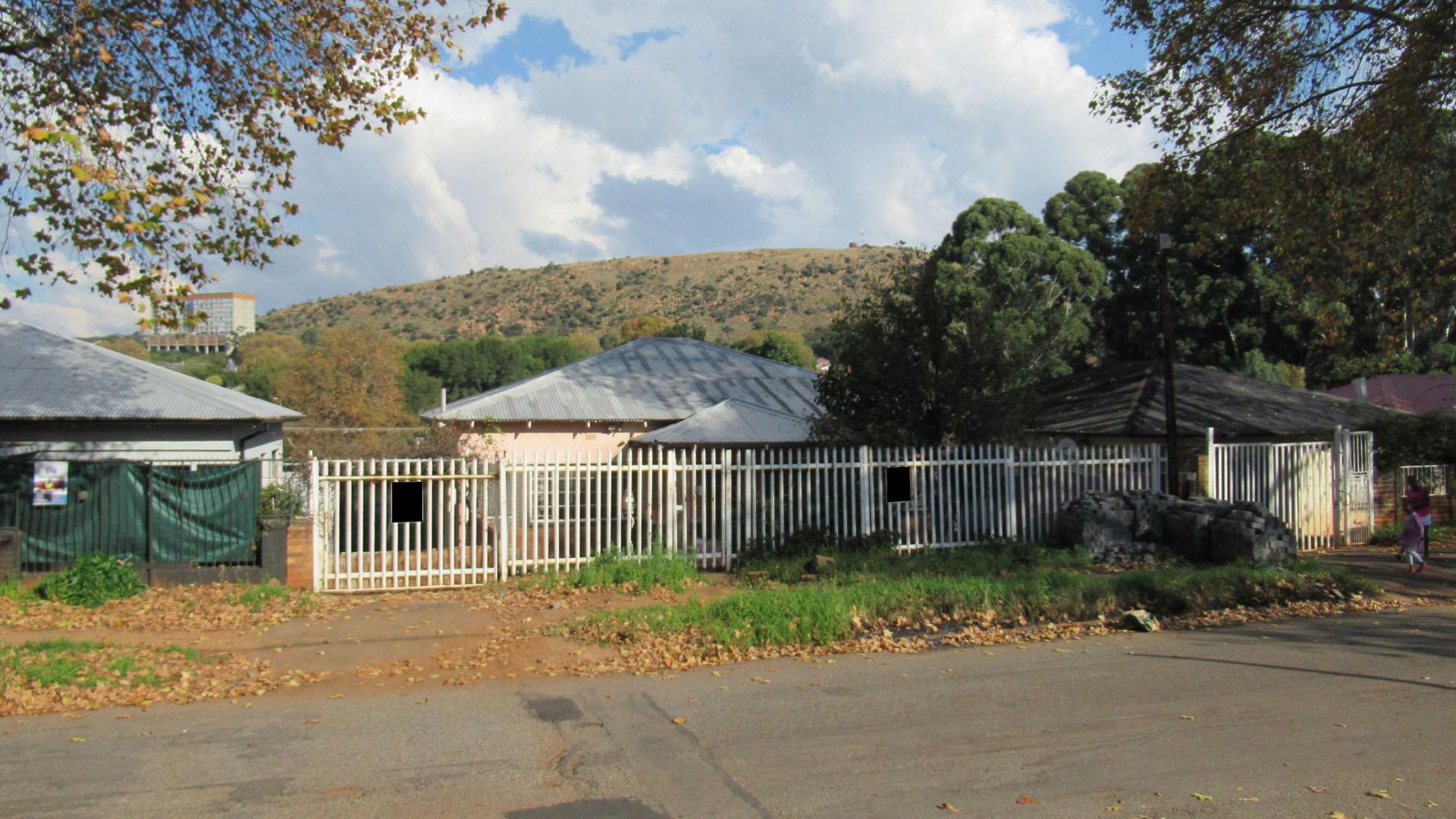 Front View of property in Bezuidenhout Valley