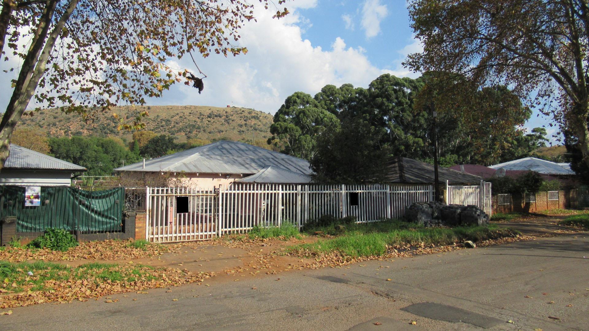 Front View of property in Bezuidenhout Valley