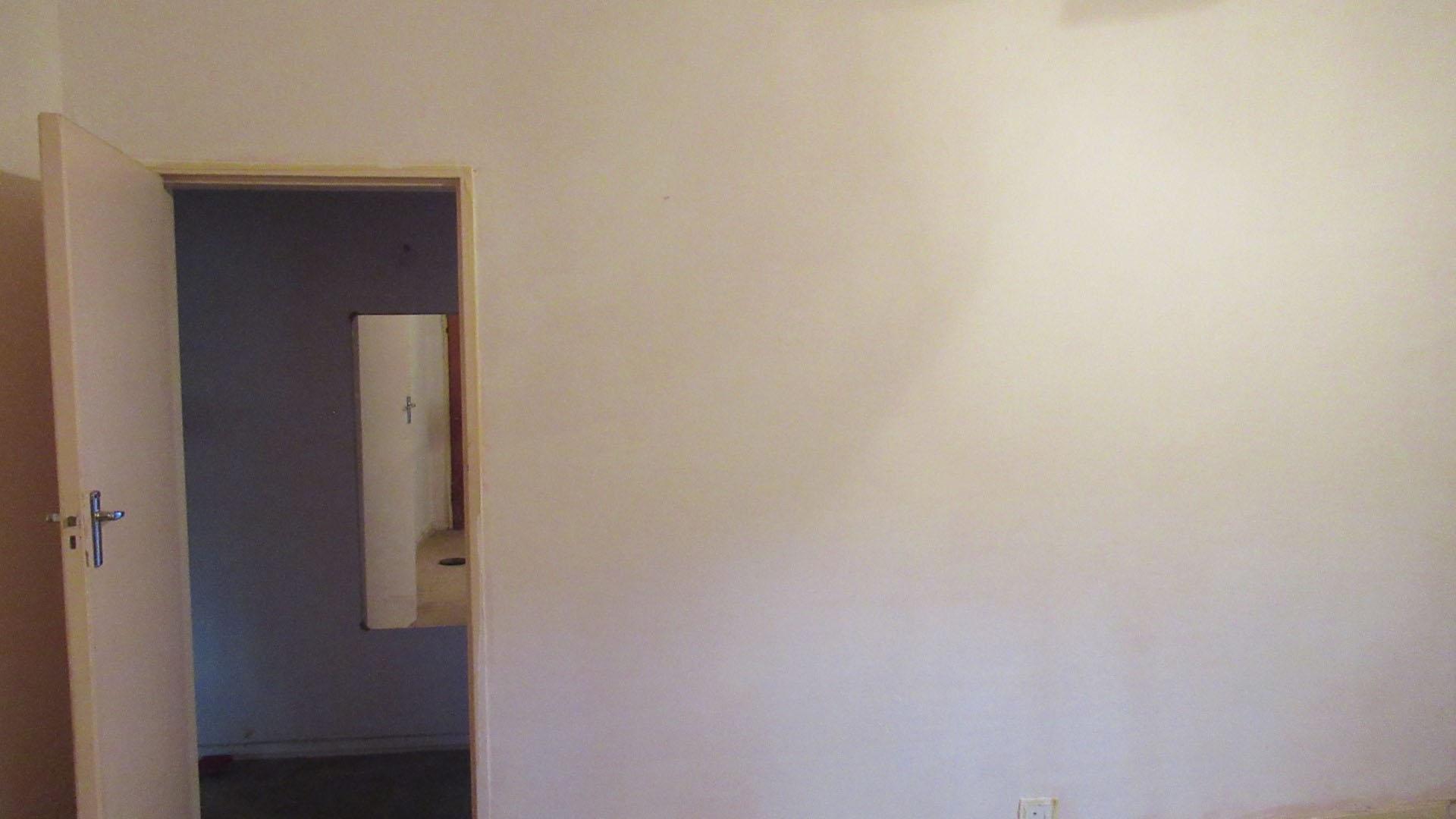 Lounges - 30 square meters of property in Bezuidenhout Valley