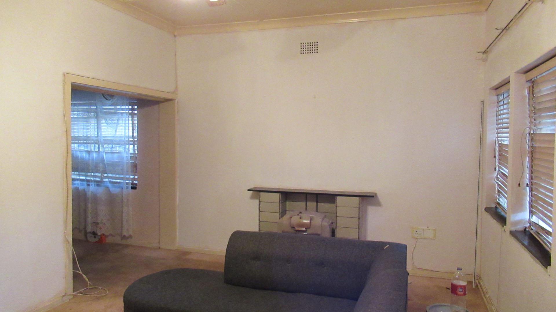 Lounges - 30 square meters of property in Bezuidenhout Valley