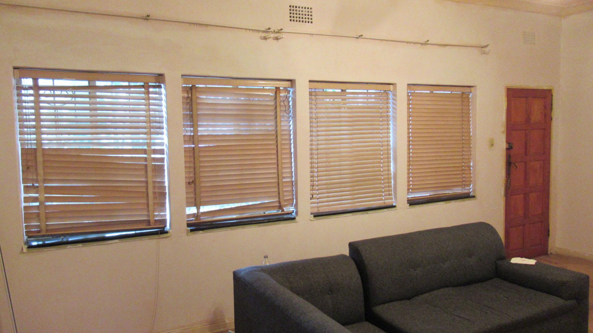 Lounges - 30 square meters of property in Bezuidenhout Valley