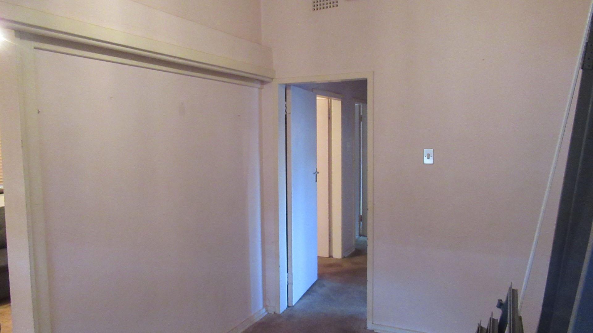 Dining Room - 12 square meters of property in Bezuidenhout Valley