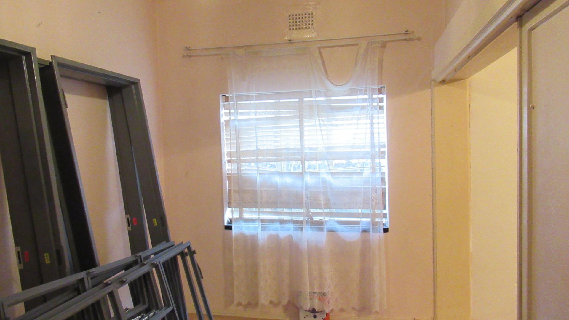 Dining Room - 12 square meters of property in Bezuidenhout Valley