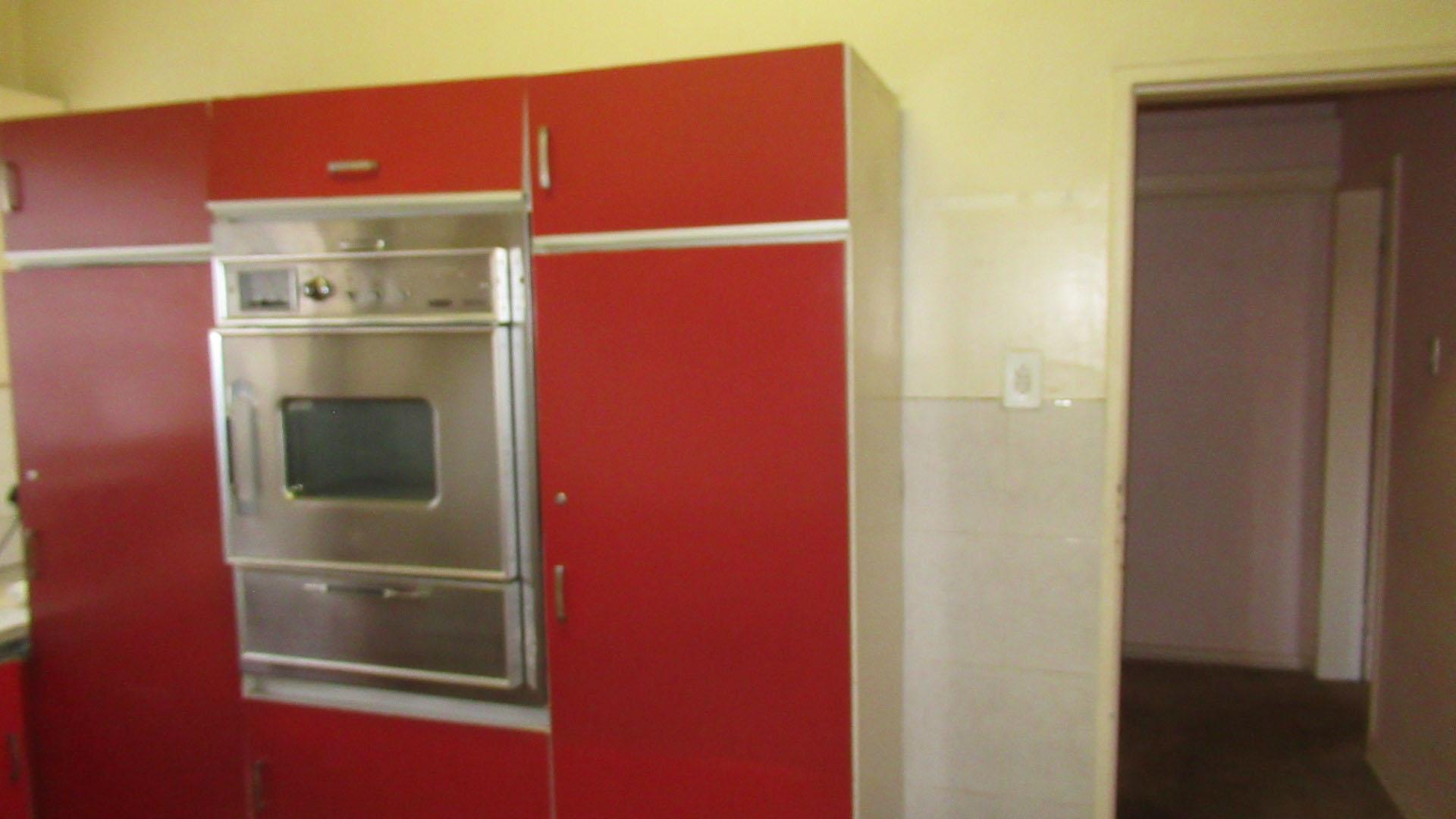 Kitchen - 16 square meters of property in Bezuidenhout Valley