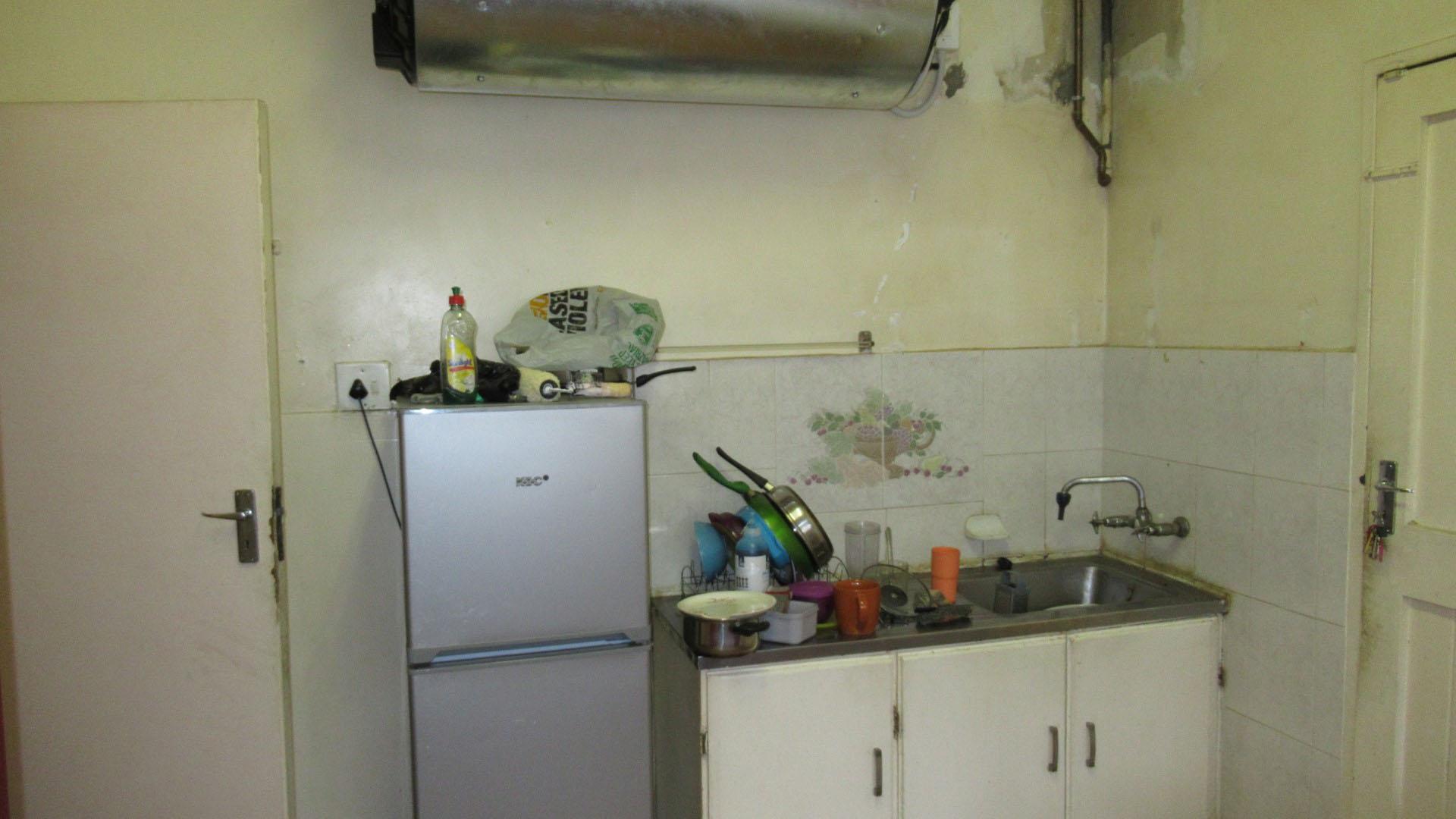 Kitchen - 16 square meters of property in Bezuidenhout Valley
