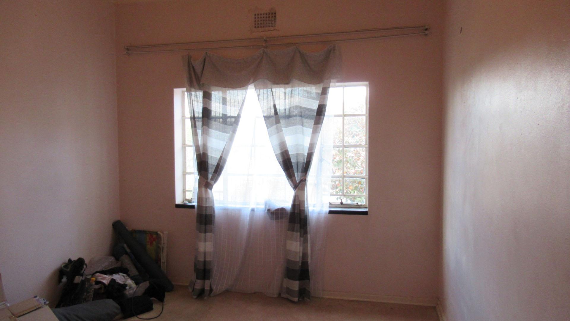 Bed Room 1 - 20 square meters of property in Bezuidenhout Valley