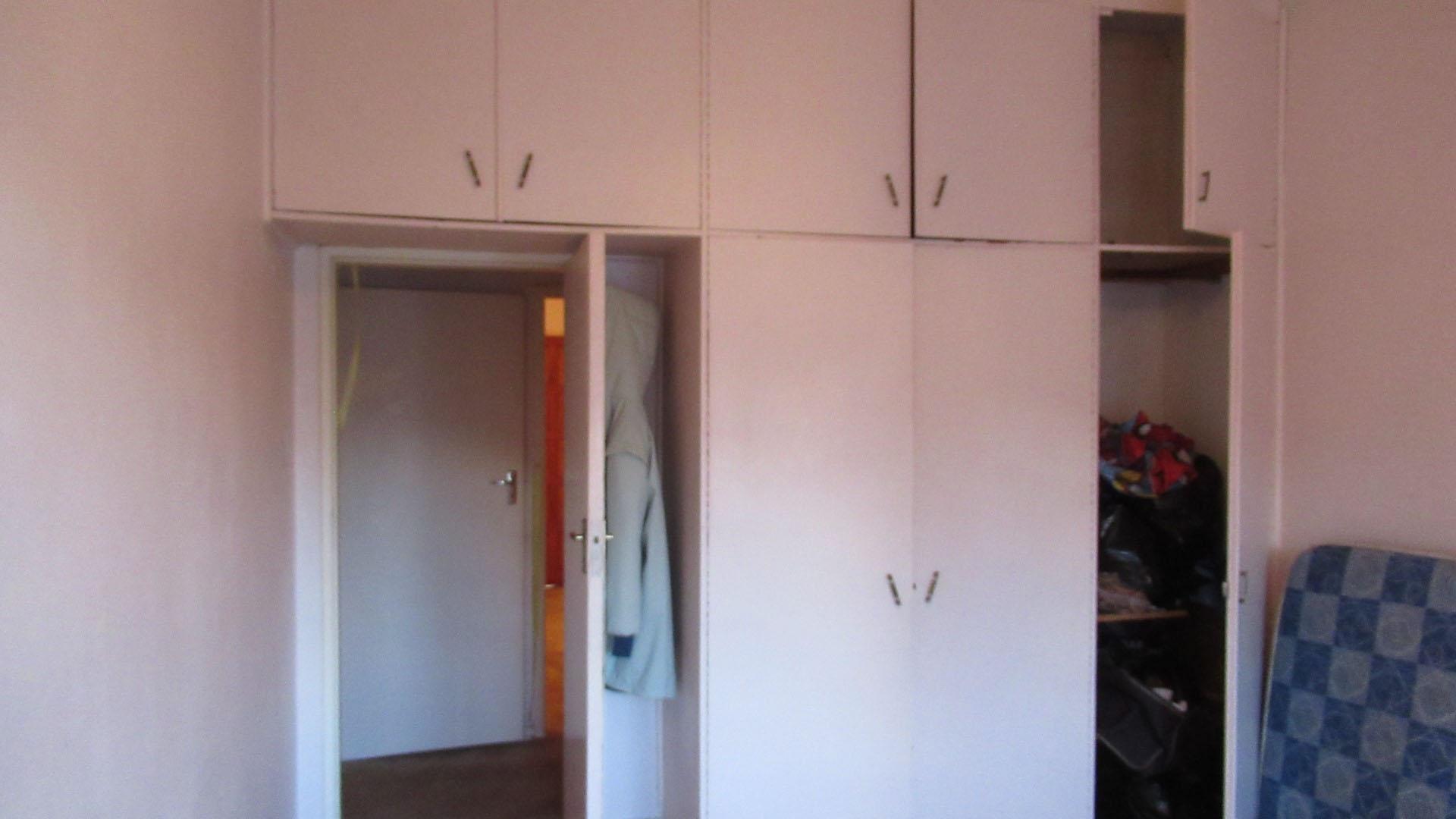 Bed Room 1 - 20 square meters of property in Bezuidenhout Valley