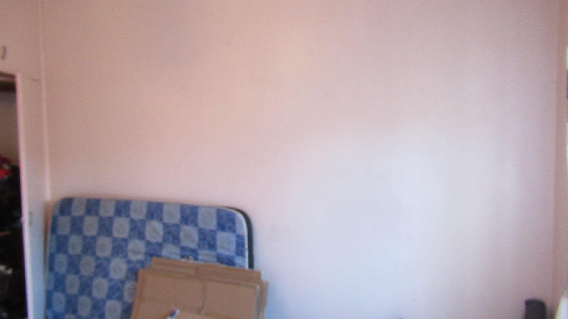 Bed Room 1 - 20 square meters of property in Bezuidenhout Valley