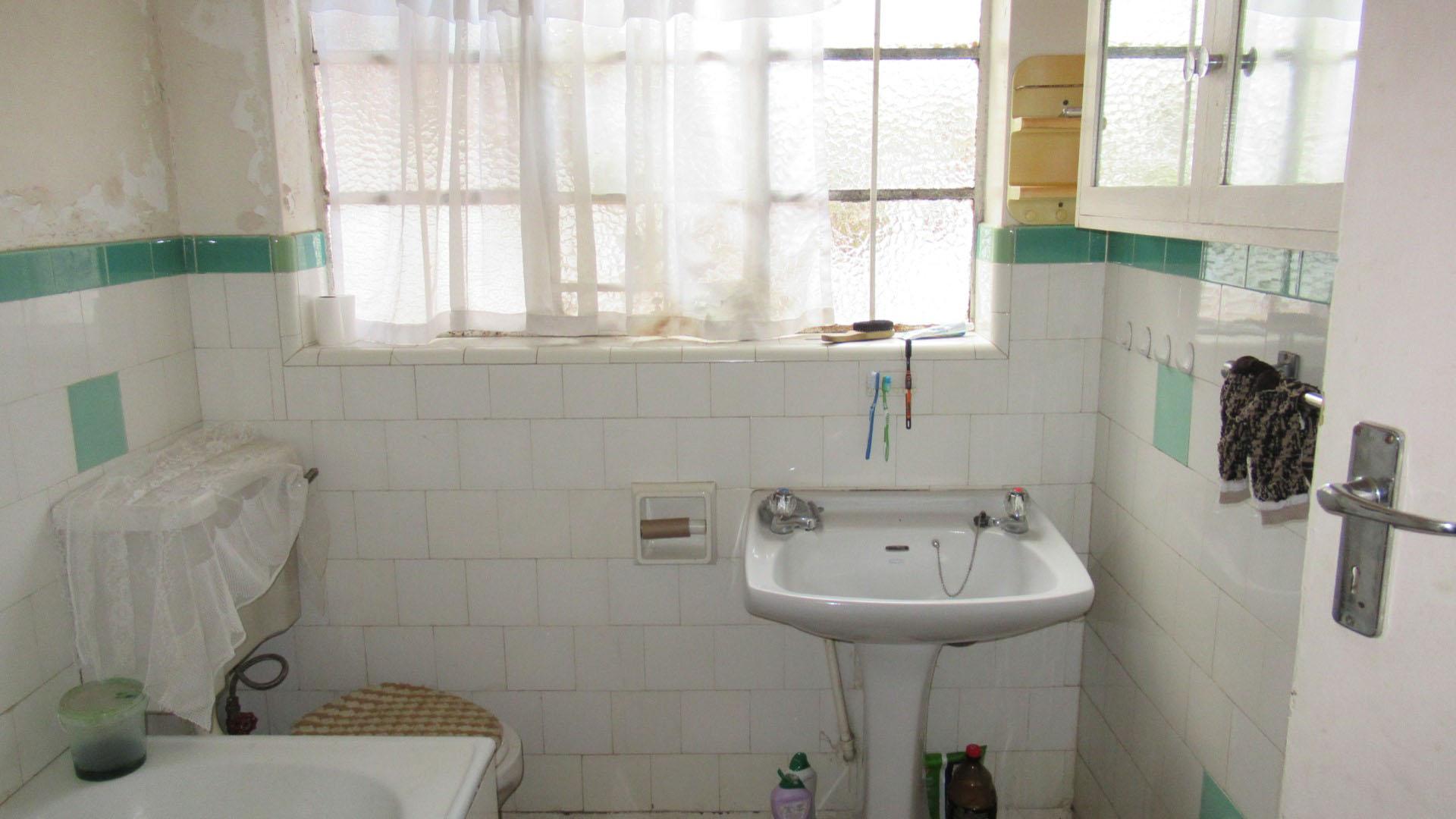 Bathroom 1 - 6 square meters of property in Bezuidenhout Valley
