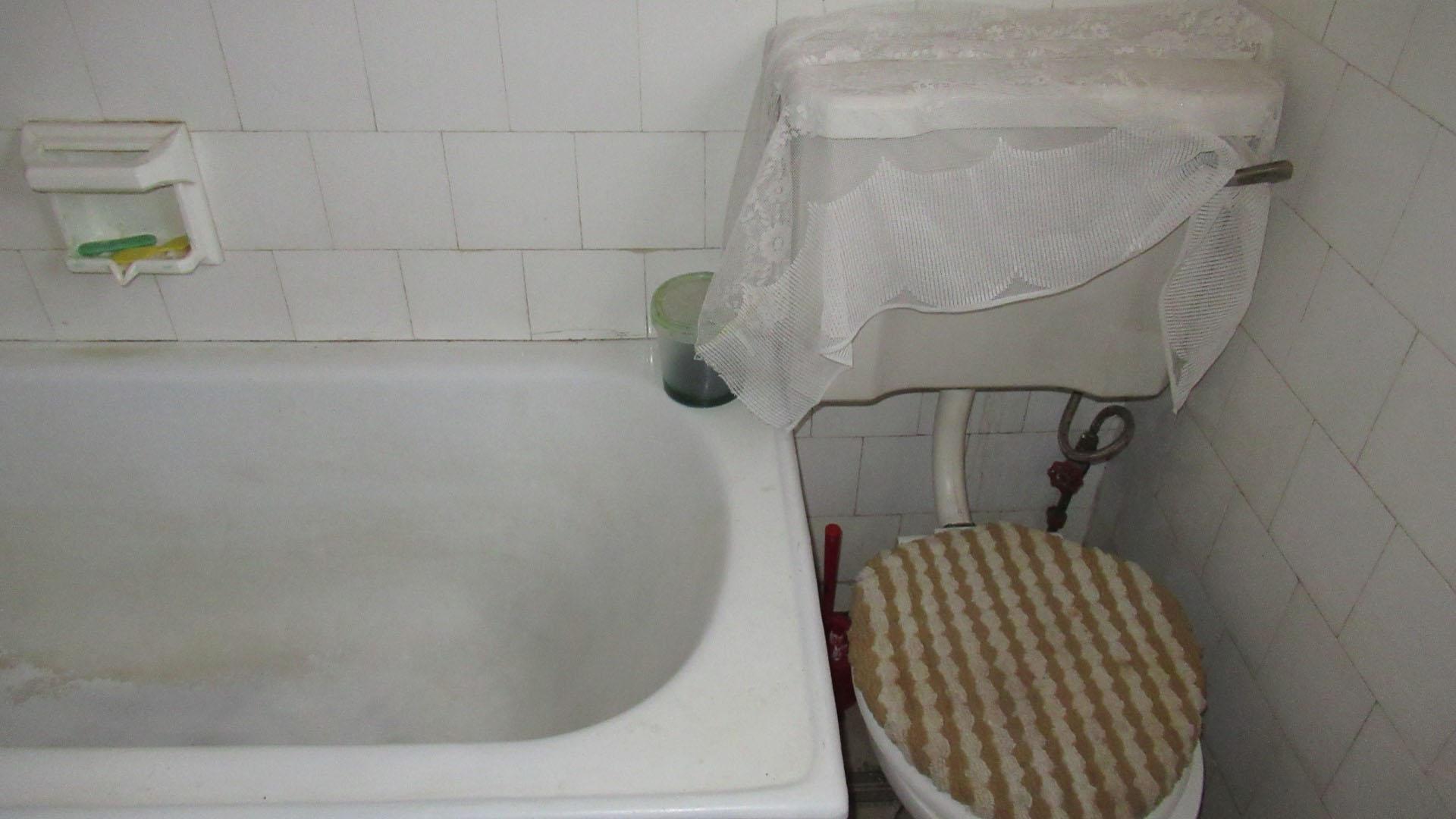 Bathroom 1 - 6 square meters of property in Bezuidenhout Valley